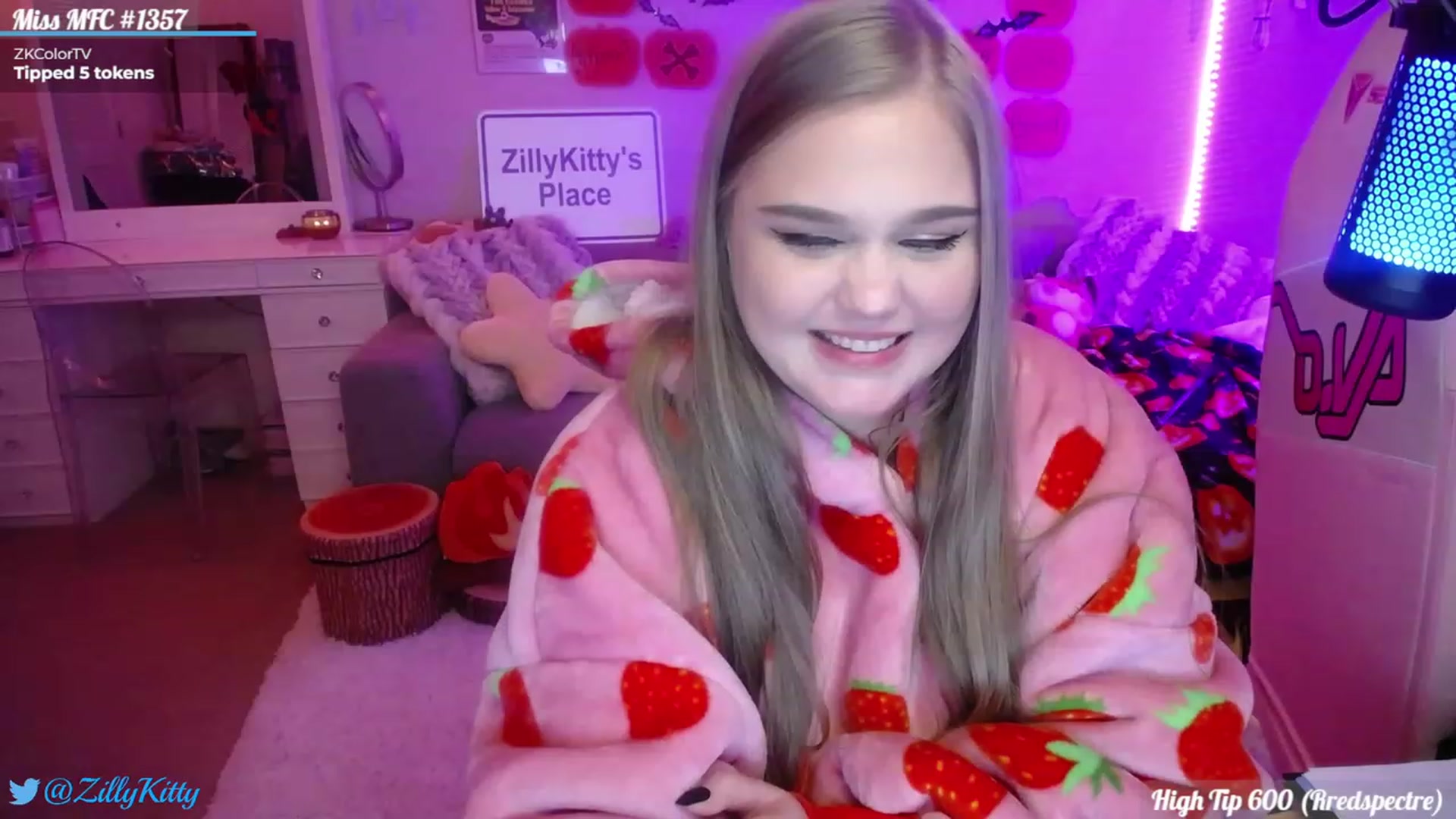 Gallery image thumbnail from ZillyKitty's myfreecams stream on, 11/04/2023, 01:04 image 16 of 20