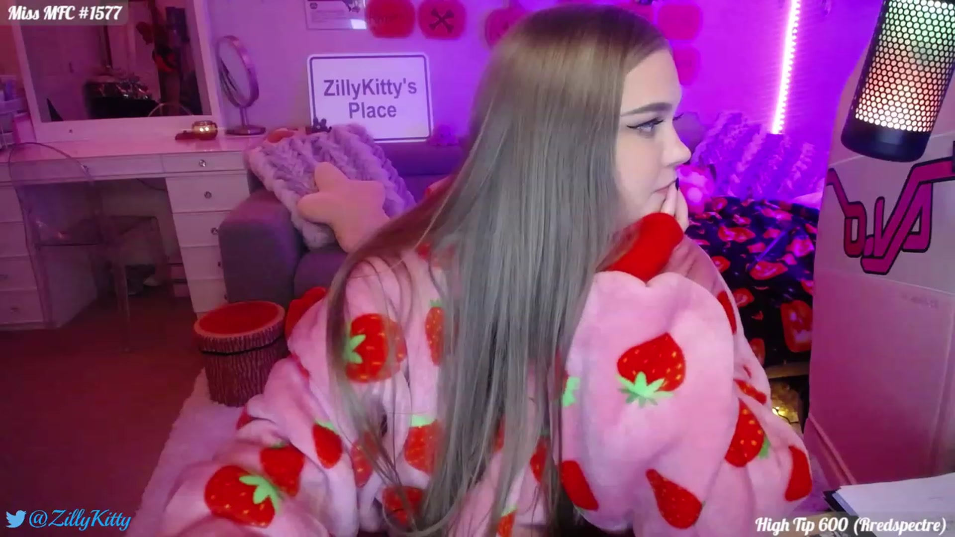 Gallery image thumbnail from ZillyKitty's myfreecams stream on, 11/04/2023, 01:04 image 12 of 20