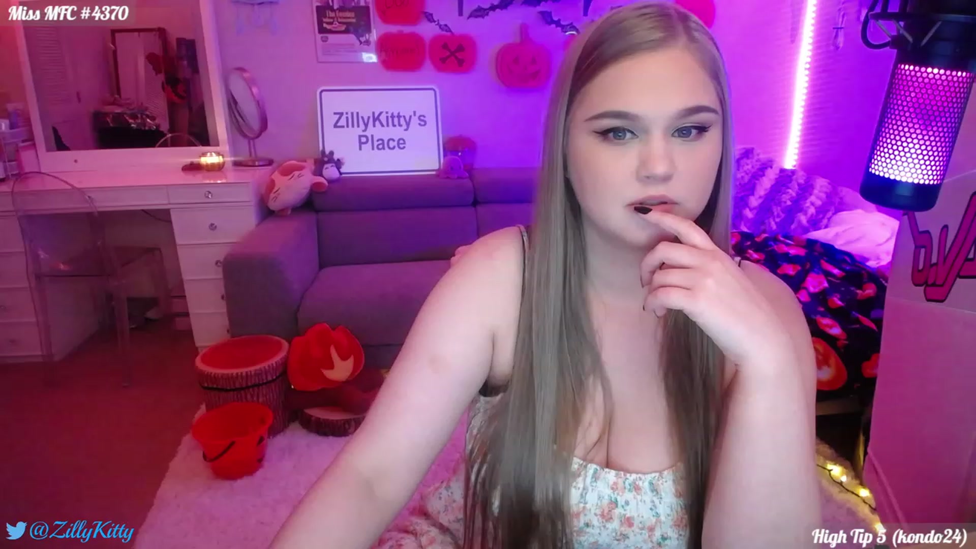 Gallery image thumbnail from ZillyKitty's myfreecams stream on, 11/04/2023, 01:04 image 1 of 20