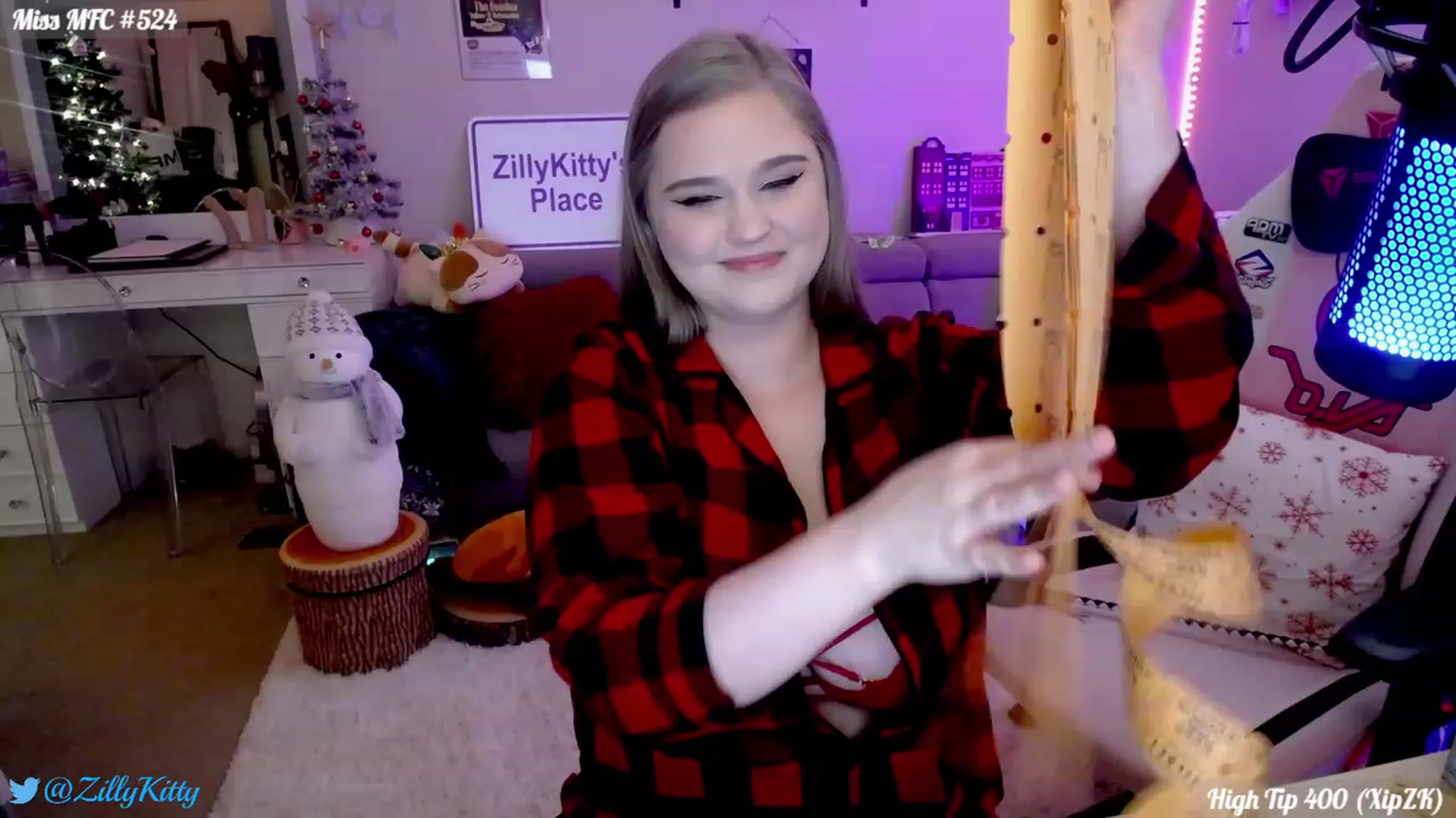 Gallery image thumbnail from ZillyKitty's myfreecams stream on, 12/10/2023, 01:12 image 6 of 20