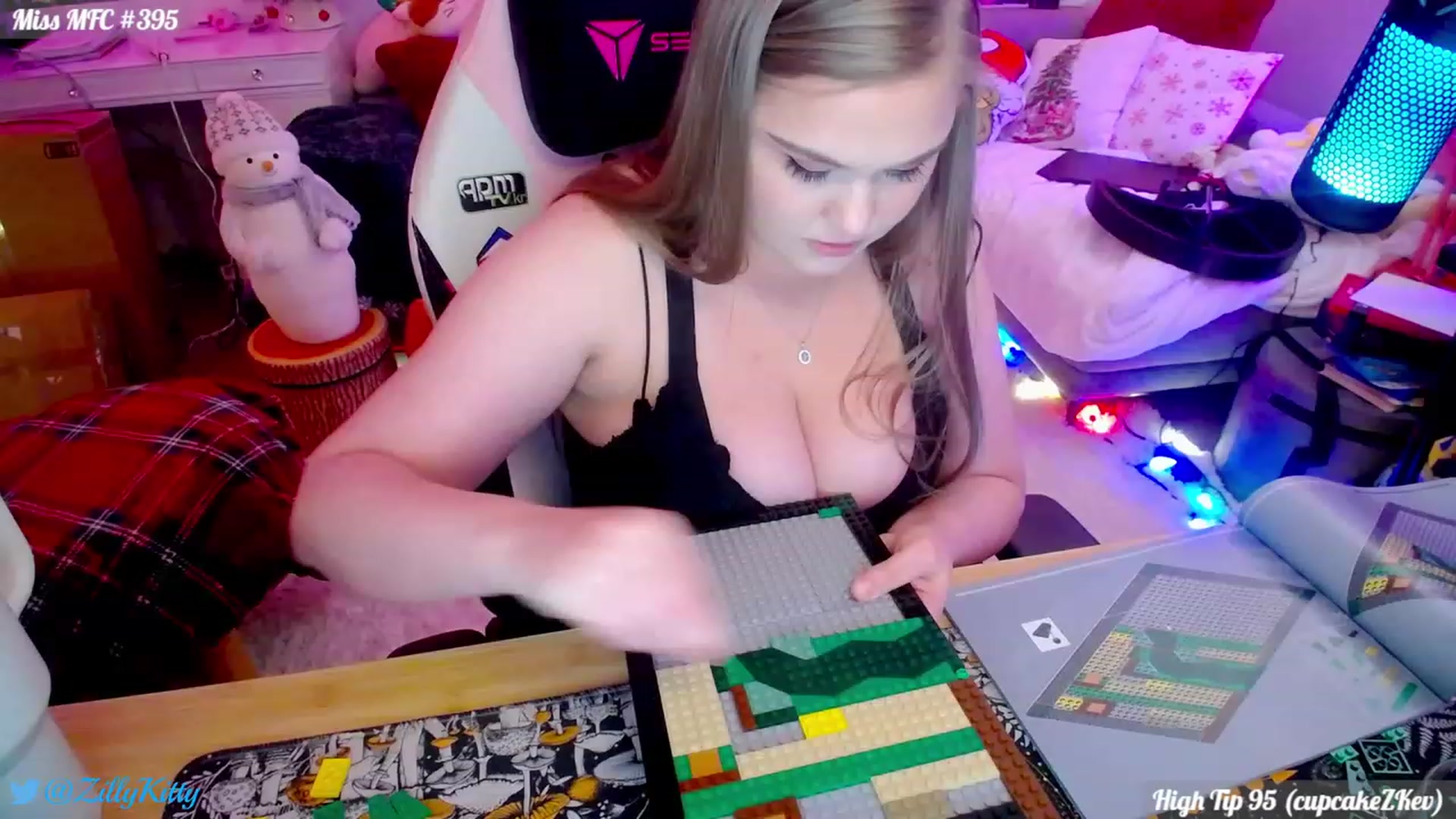 Gallery image thumbnail from ZillyKitty's myfreecams stream on, 12/31/2023, 24:27 image 6 of 20