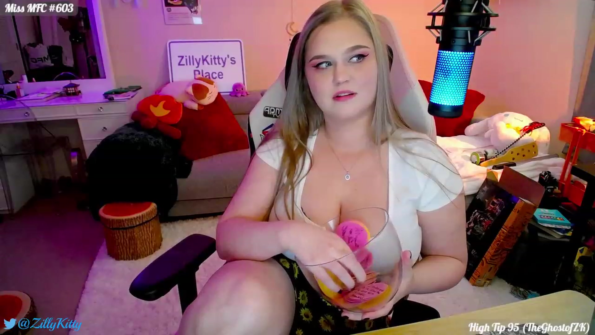 Gallery image thumbnail from ZillyKitty's myfreecams stream on, 01/19/2024, 23:43 image 4 of 20
