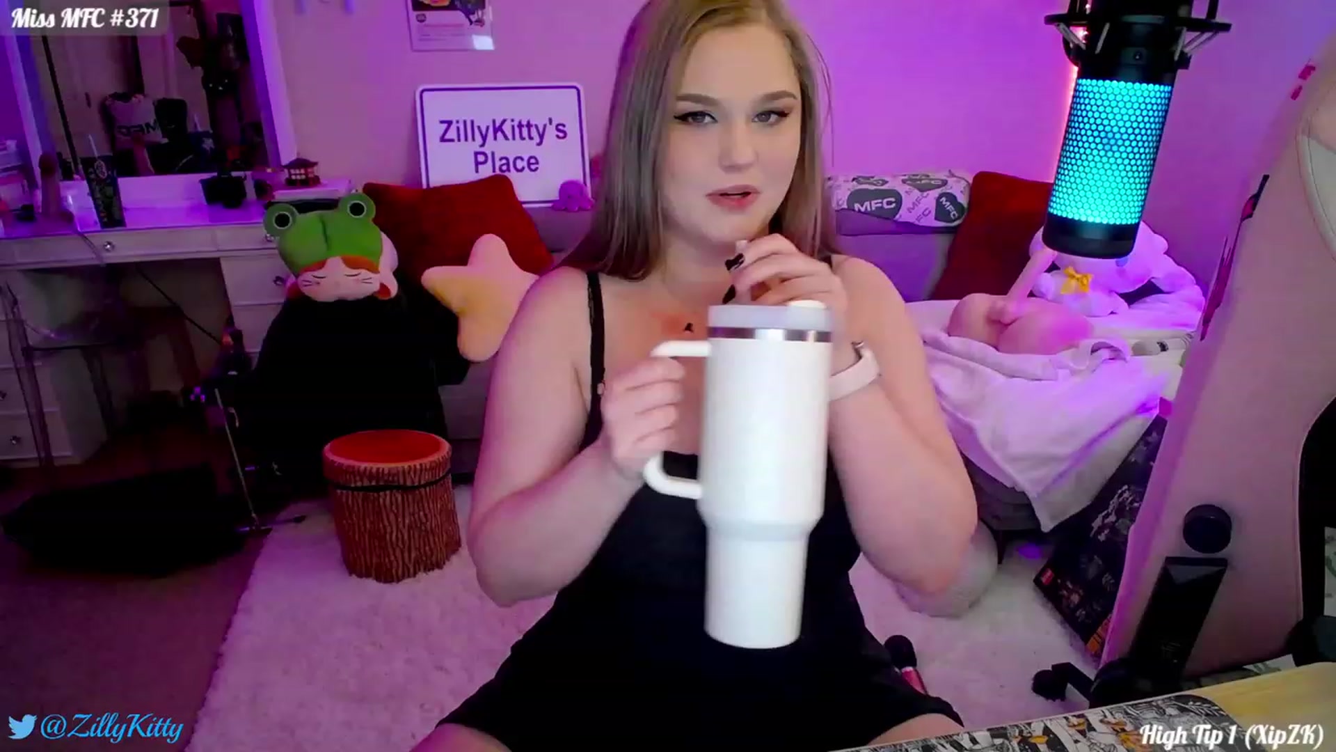 Gallery image thumbnail from ZillyKitty's myfreecams stream on, 01/27/2024, 22:13 image 16 of 20
