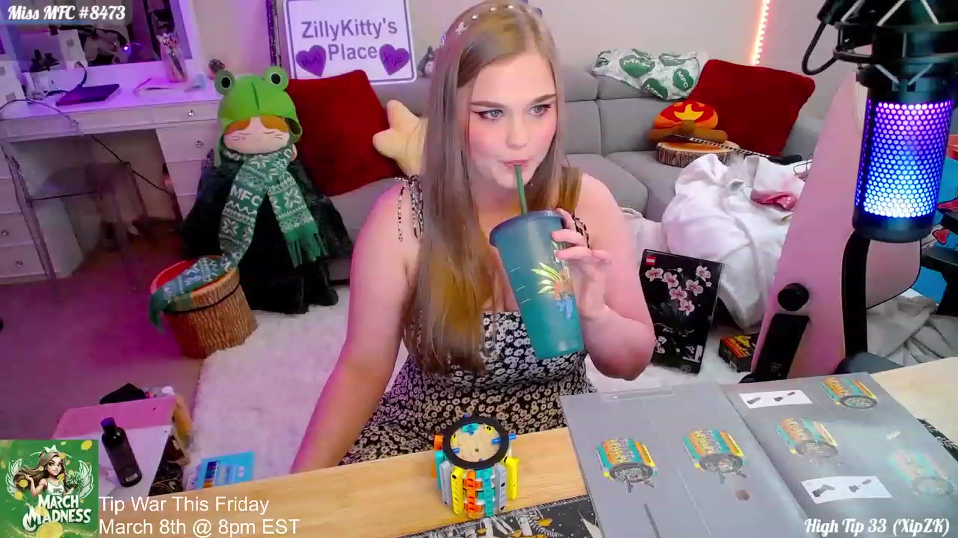 Gallery image thumbnail from ZillyKitty's myfreecams stream on, 03/06/2024, 22:49 image 1 of 20