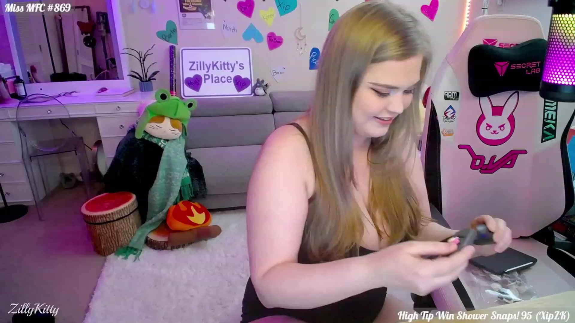 Gallery image thumbnail from ZillyKitty's myfreecams stream on, 03/11/2024, 23:33 image 1 of 20