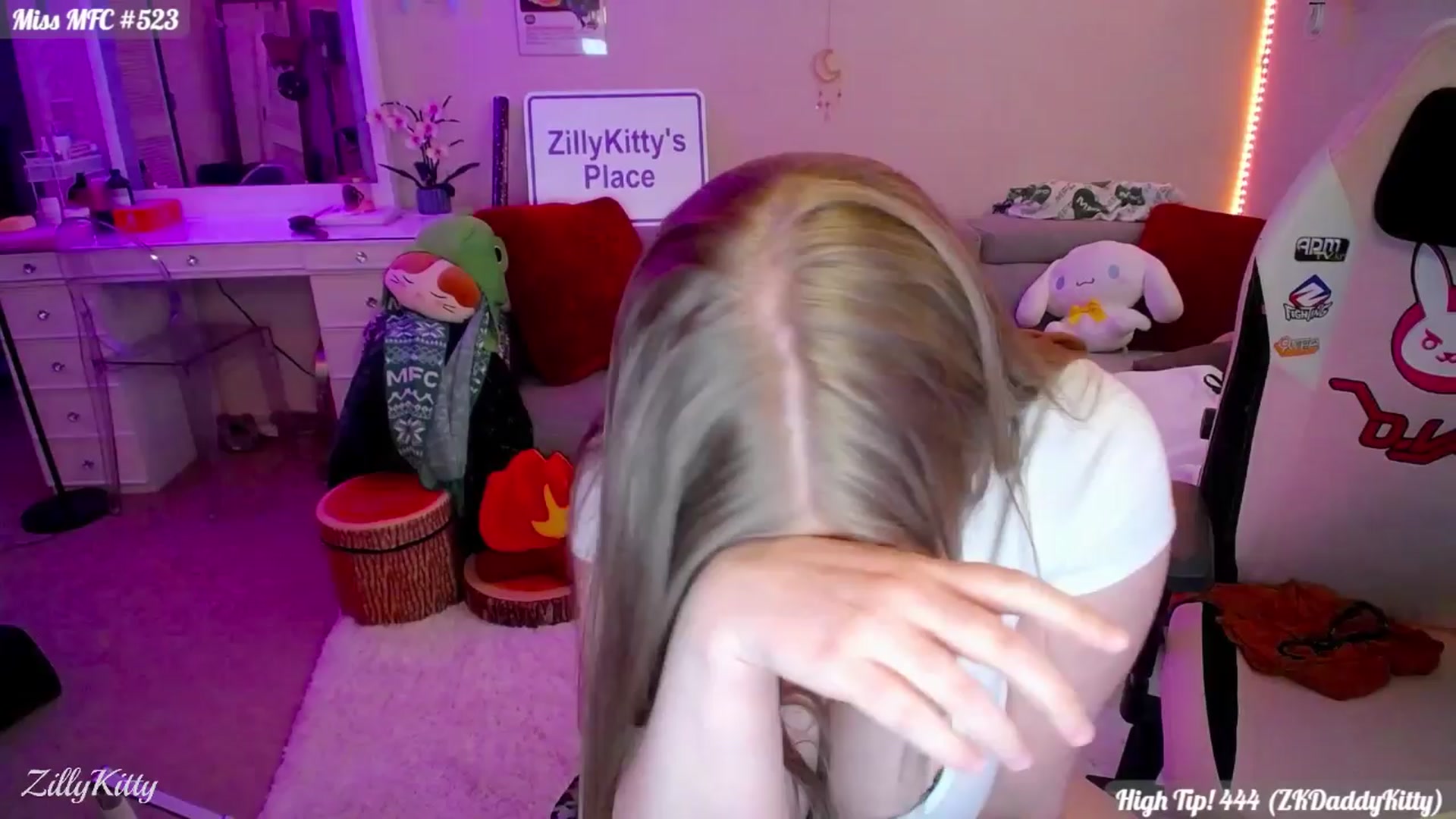 Gallery image thumbnail from ZillyKitty's myfreecams stream on, 03/27/2024, 24:05 image 11 of 20