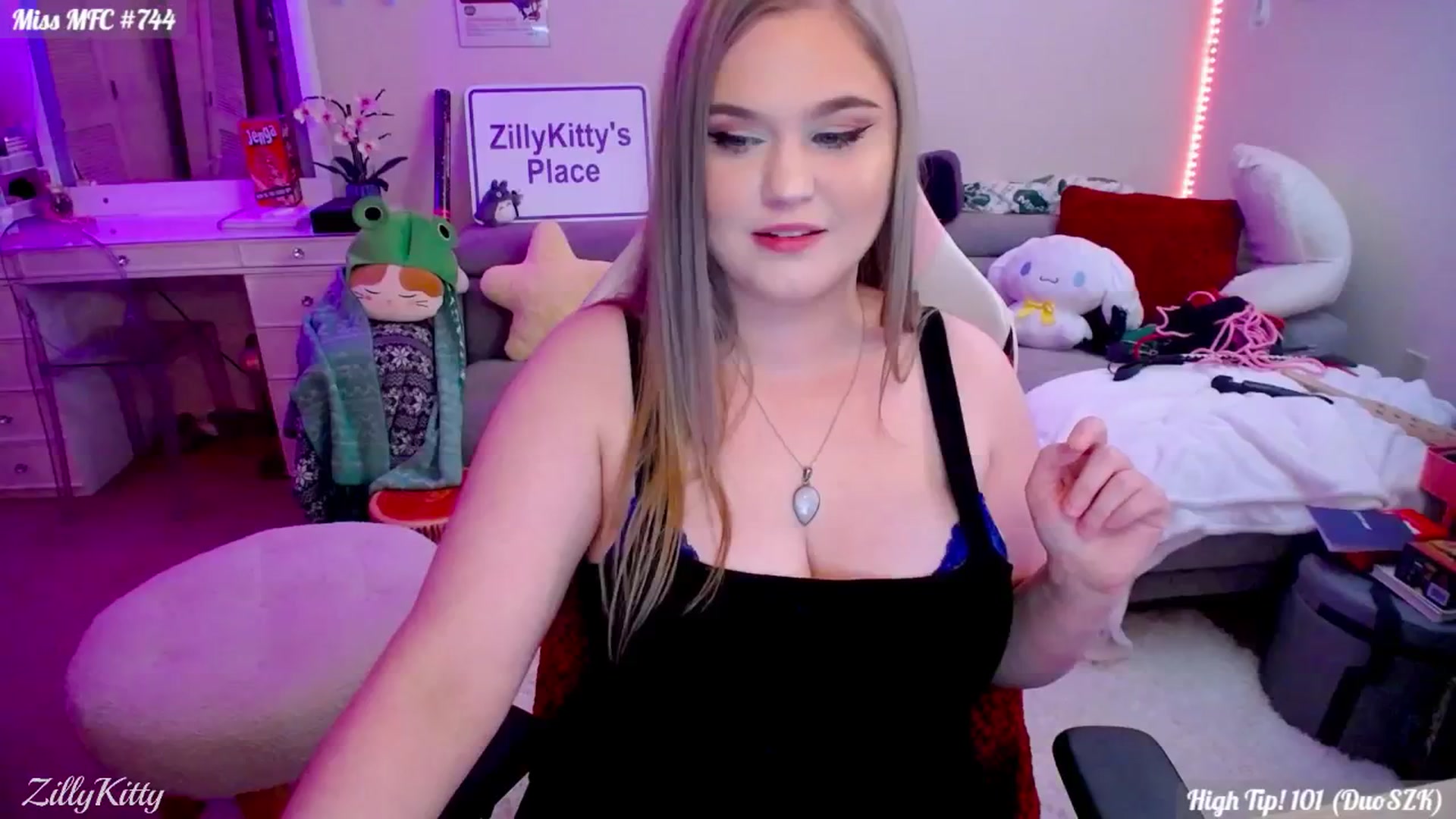 Gallery image thumbnail from ZillyKitty's myfreecams stream on, 04/20/2024, 23:36 image 13 of 20