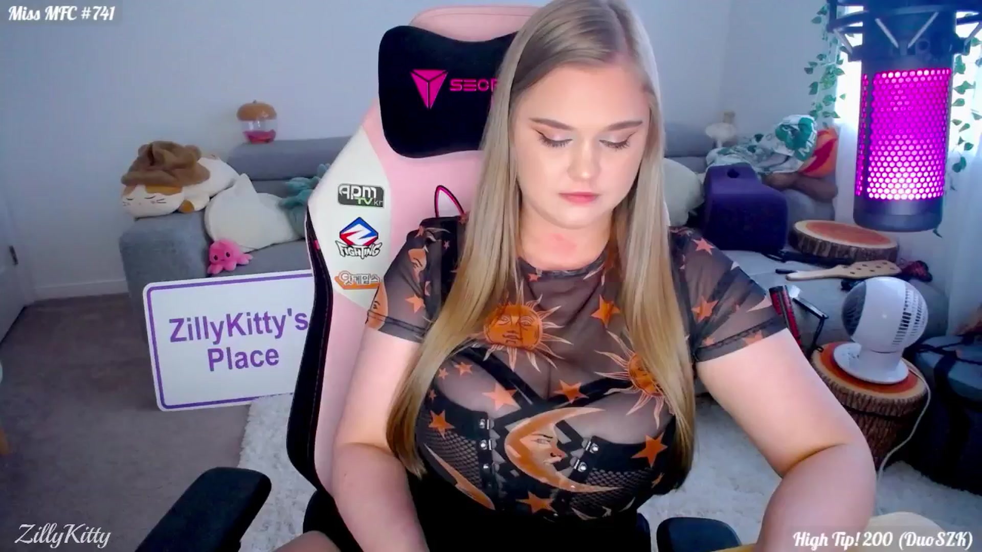 Gallery image thumbnail from ZillyKitty's myfreecams stream on, 08/13/2024, 24:00 image 16 of 20