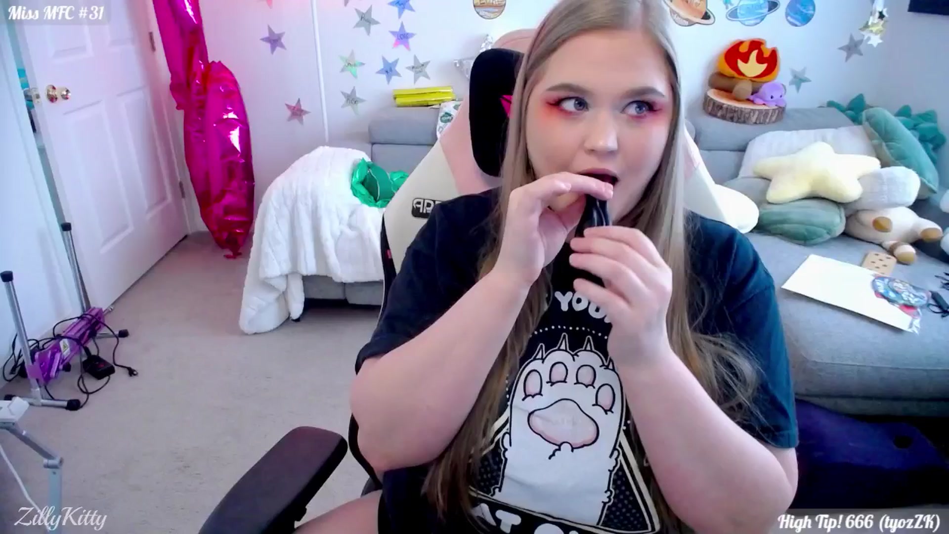 Gallery image thumbnail from ZillyKitty's myfreecams stream on, 07/25/2025, 22:07 image 19 of 20
