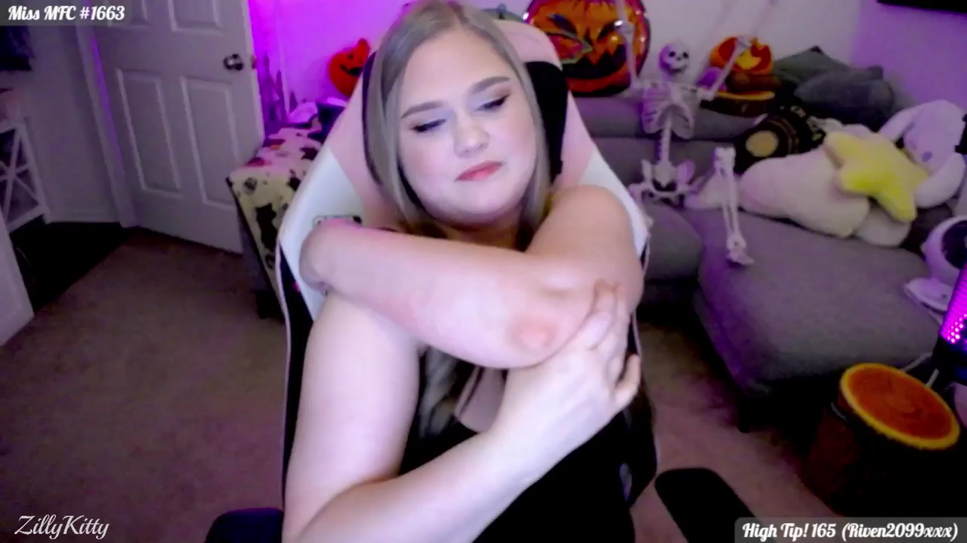 Gallery image thumbnail from ZillyKitty's myfreecams stream on, 09/27/2025, 24:02 image 5 of 20