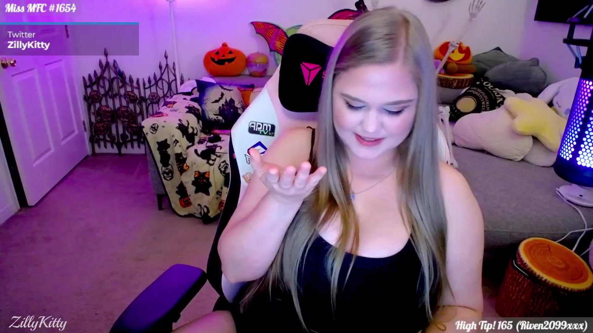 Gallery image thumbnail from ZillyKitty's myfreecams stream on, 09/27/2025, 01:37 image 14 of 20