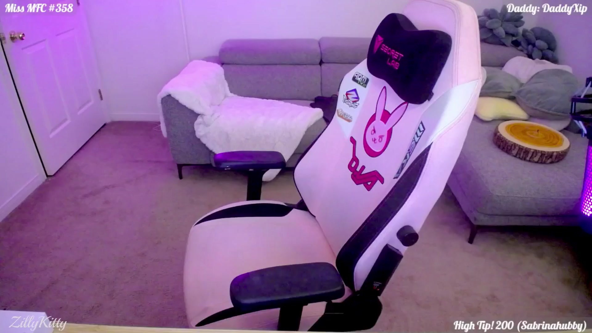 Gallery image thumbnail from ZillyKitty's myfreecams stream on, 04/19/2026, 24:58 image 18 of 20