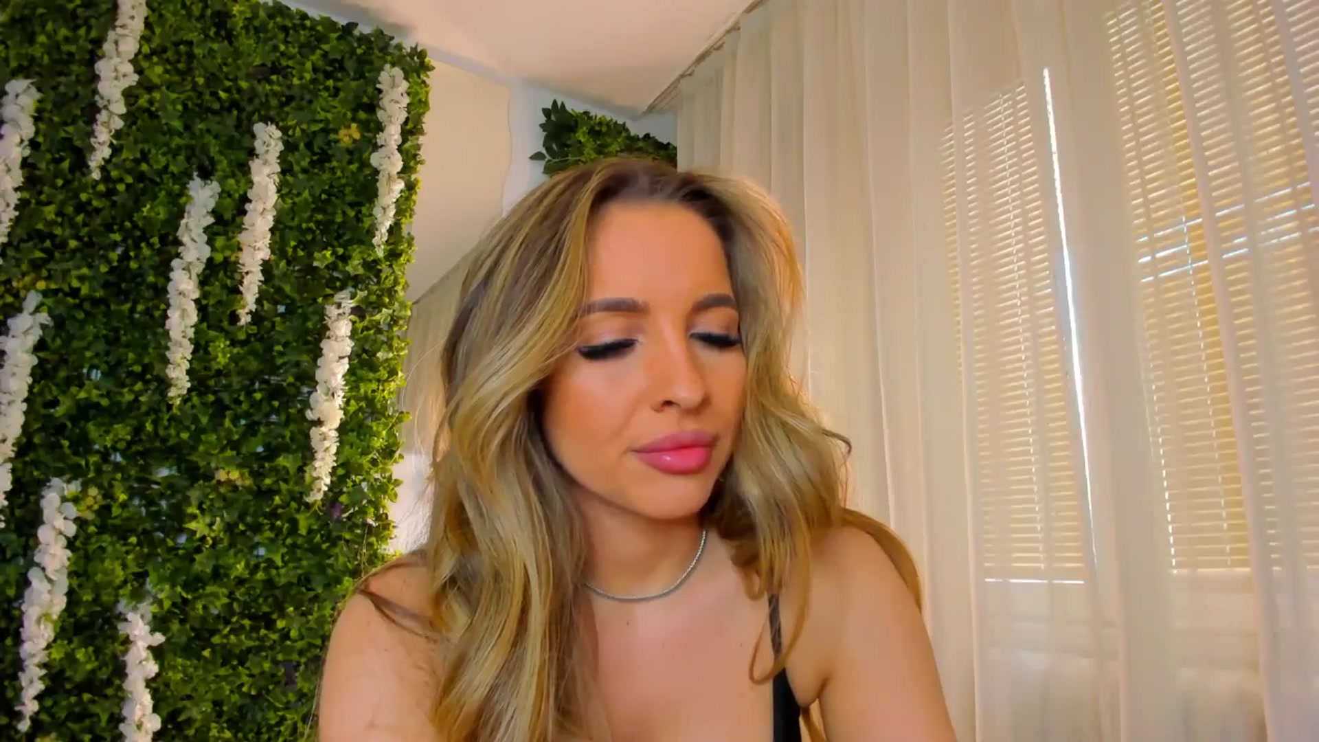 Gallery image thumbnail from ZinaSquirts's myfreecams stream on, 03/21/2025, 13:12 image 18 of 20