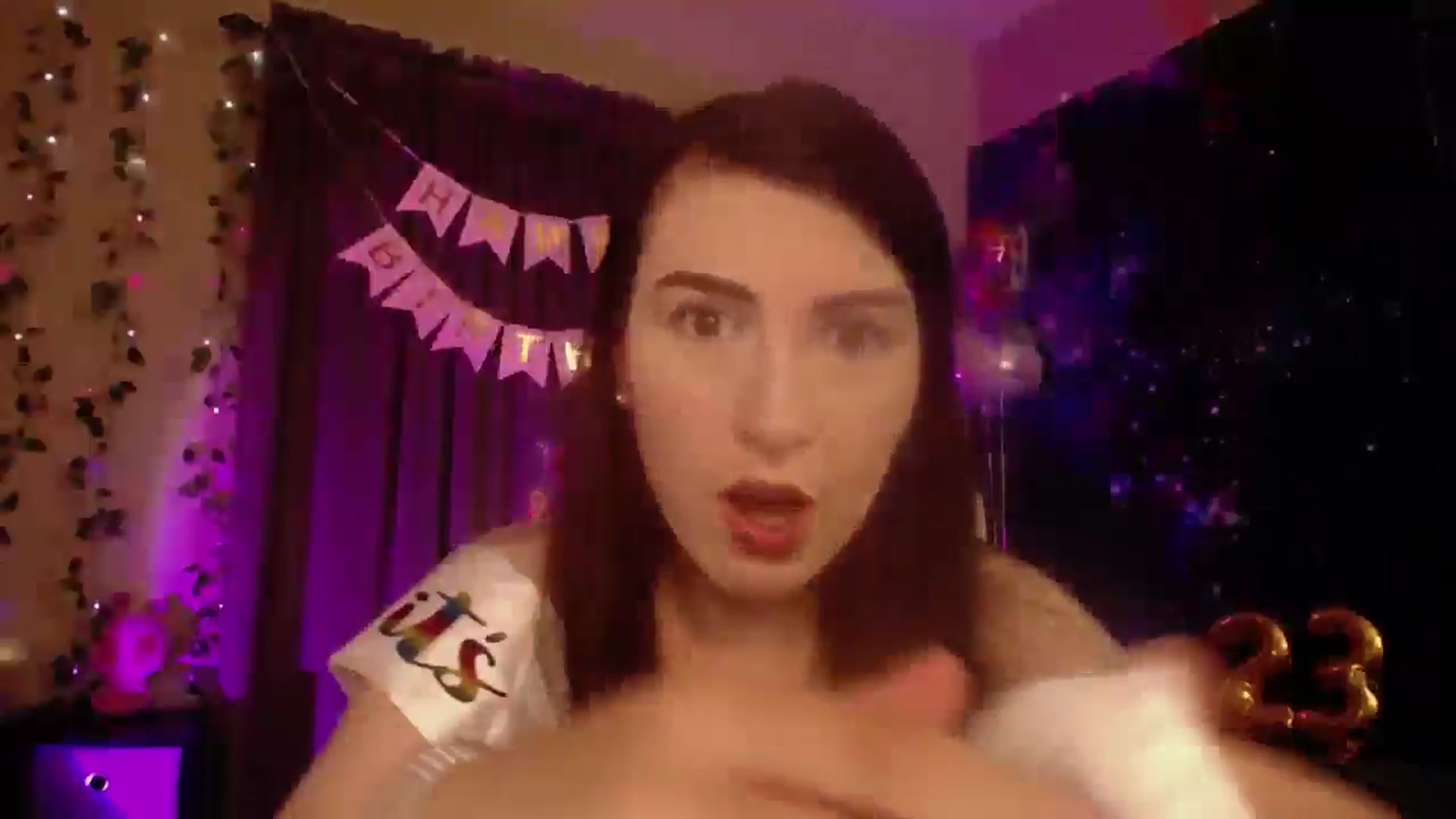 Gallery image thumbnail from Zobot's myfreecams stream on, 05/26/2024, 07:25 image 16 of 20