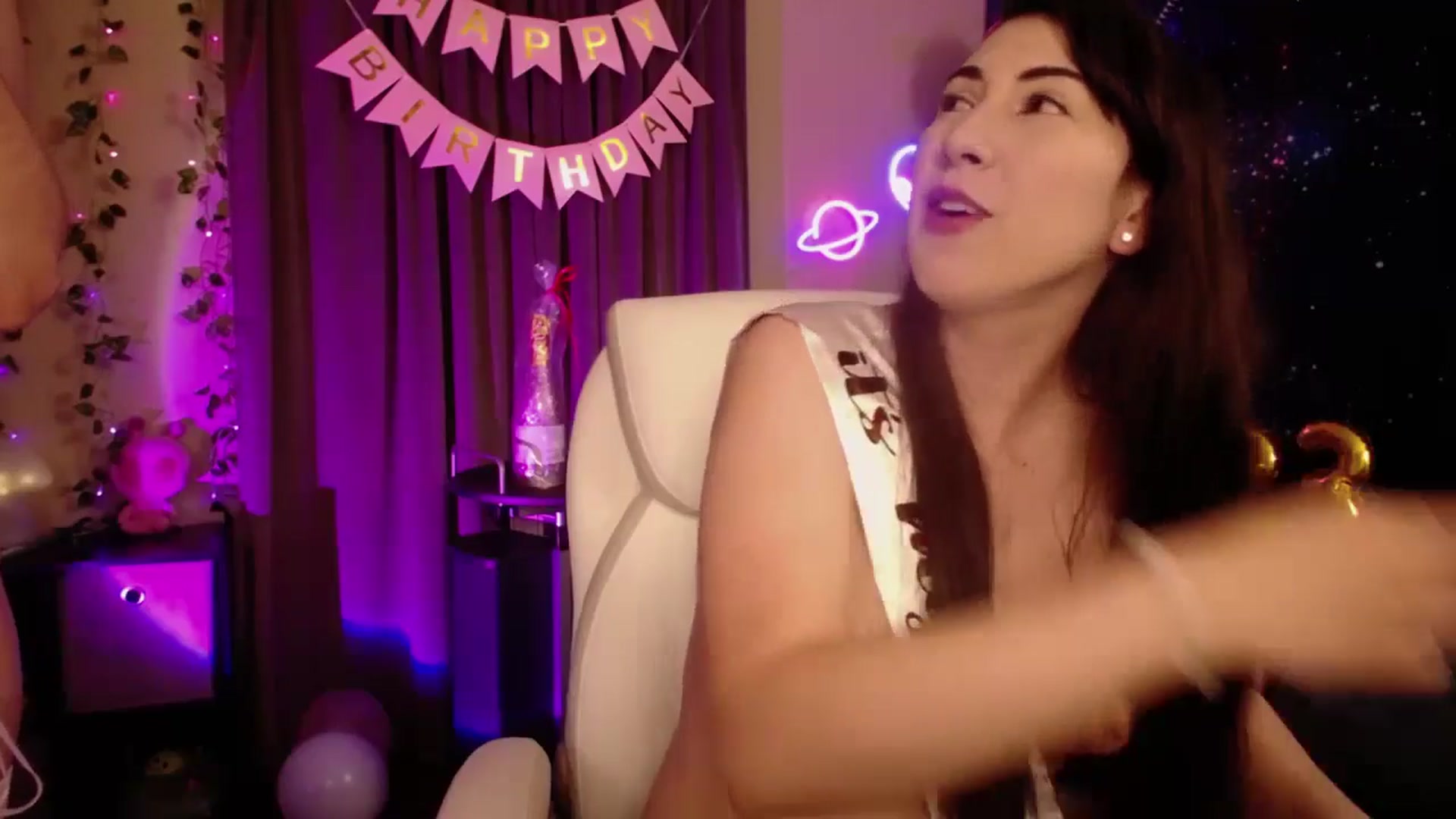Gallery image thumbnail from Zobot's myfreecams stream on, 05/26/2024, 07:25 image 15 of 20