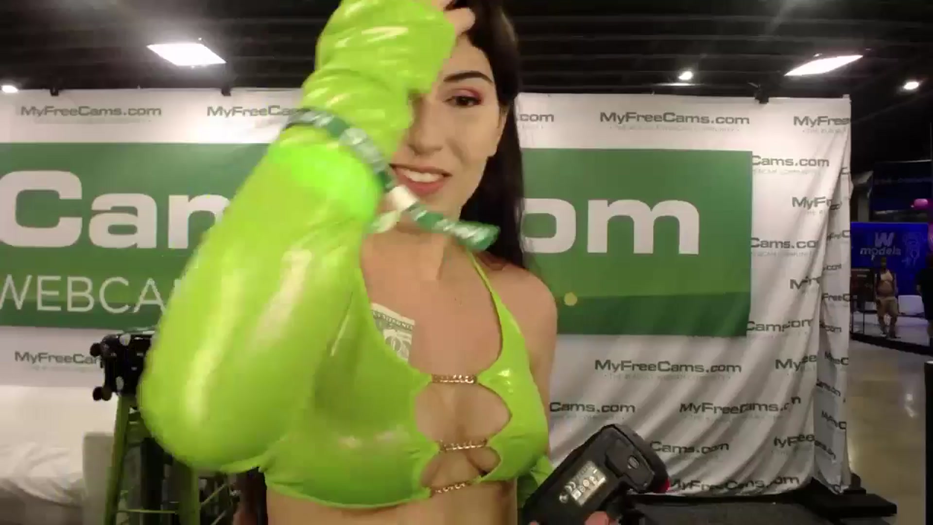 Gallery image thumbnail from Zobot's myfreecams stream on, 06/30/2024, 24:48 image 14 of 20