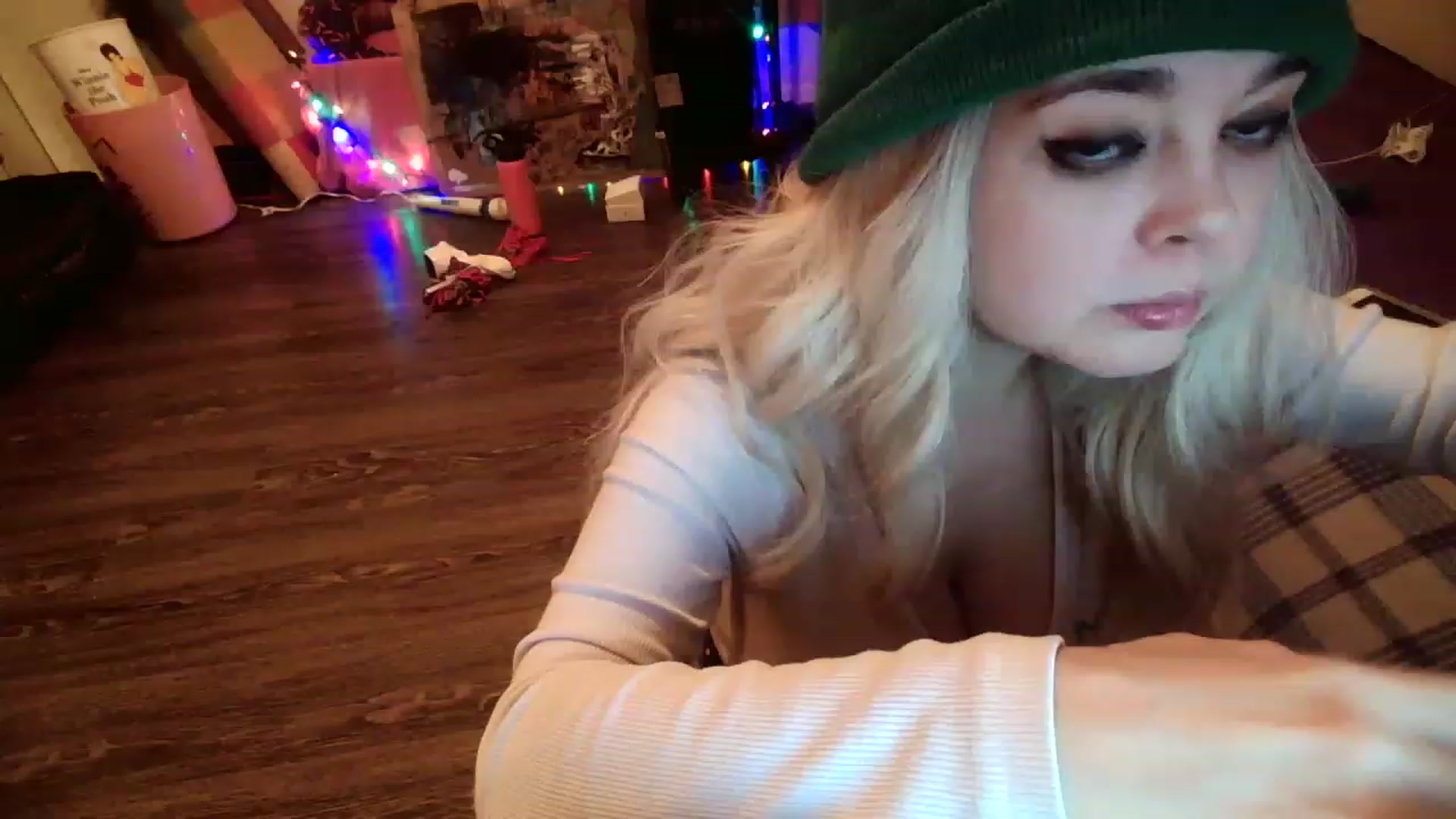 Gallery image thumbnail from ZoeBanx's myfreecams stream on, 01/17/2023, 13:05 image 17 of 20