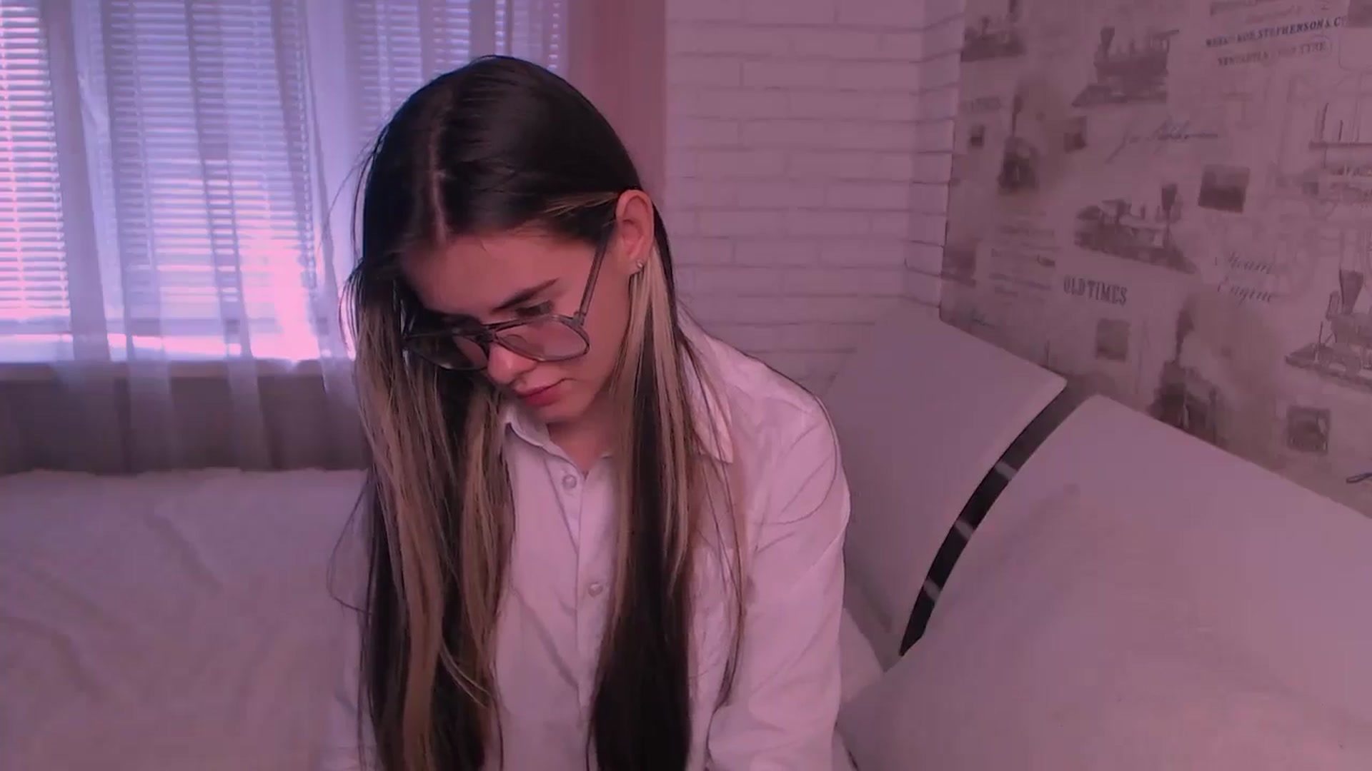 Gallery image thumbnail from ZoeMil's myfreecams stream on, 10/04/2024, 09:26 image 6 of 20