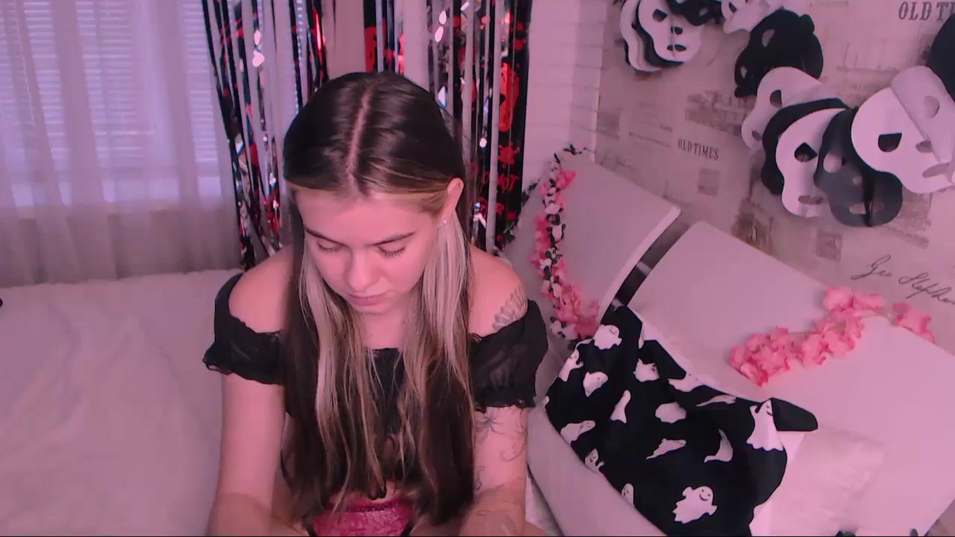 Gallery image thumbnail from ZoeMil's myfreecams stream on, 10/31/2024, 11:03 image 19 of 20