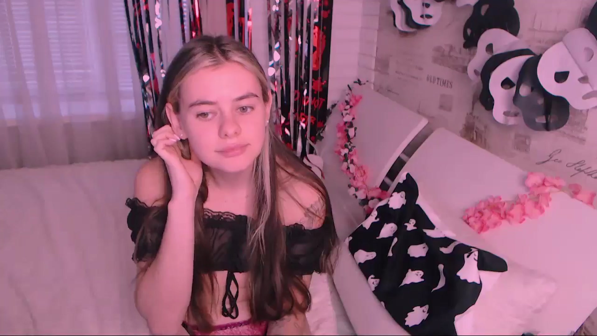Gallery image thumbnail from ZoeMil's myfreecams stream on, 10/31/2024, 11:45 image 9 of 20