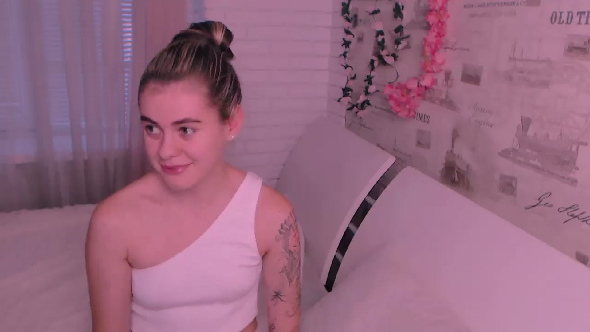 Gallery image thumbnail from ZoeMil's myfreecams stream on, 11/12/2024, 10:19 image 20 of 20