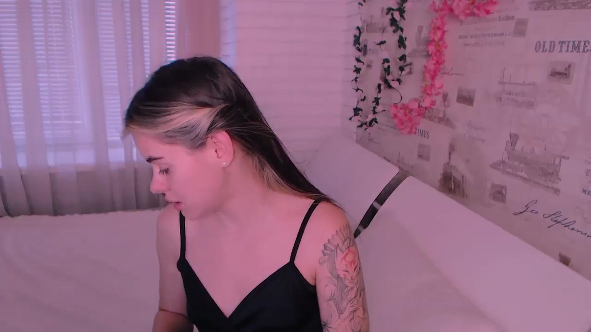 Gallery image thumbnail from ZoeMil's myfreecams stream on, 11/14/2024, 10:08 image 17 of 20