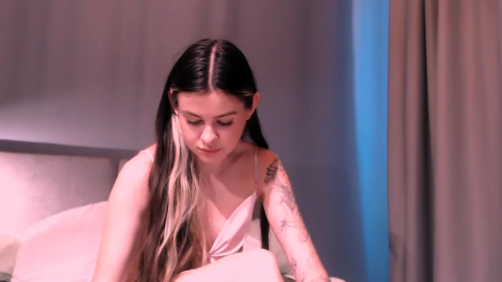 Gallery image thumbnail from ZoeMil's myfreecams stream on, 04/02/2025, 11:41 image 12 of 20