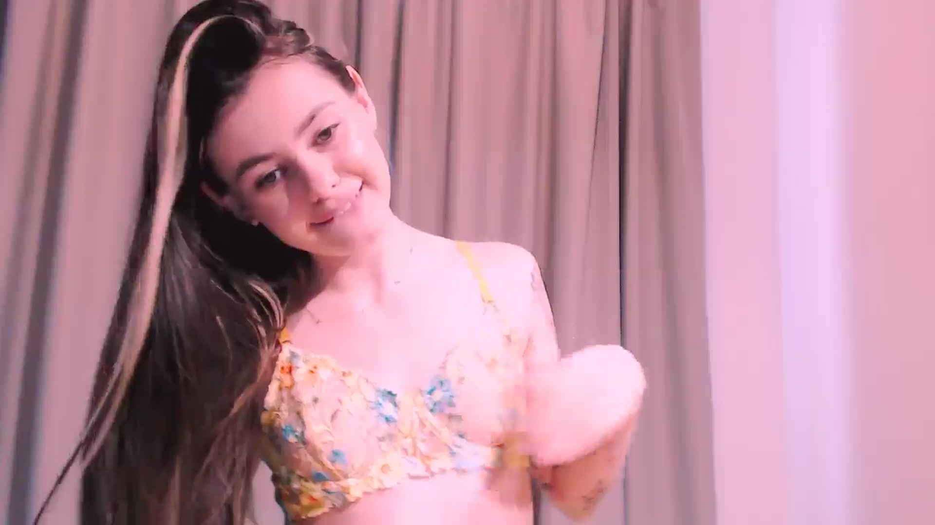 Gallery image thumbnail from ZoeMil's myfreecams stream on, 04/10/2025, 11:01 image 8 of 20