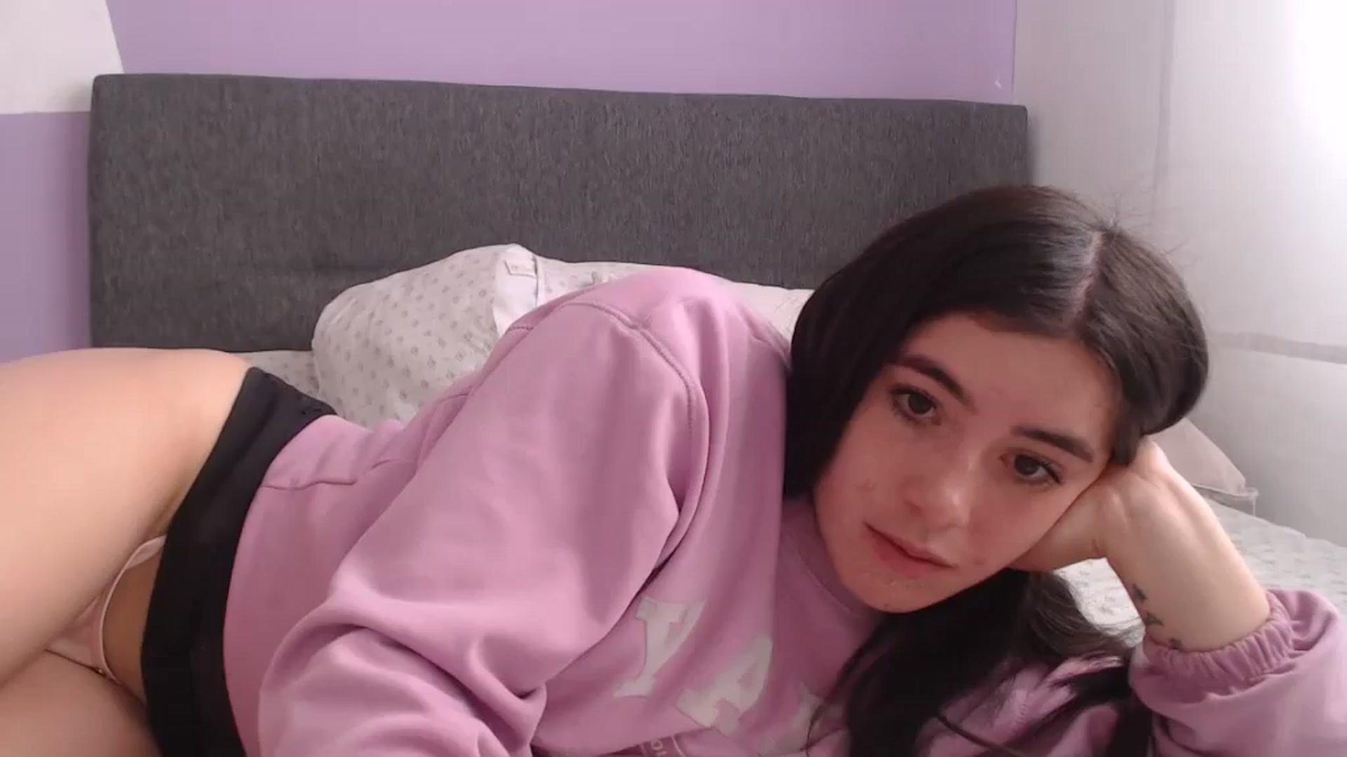 Gallery image thumbnail from Zoe_mill3r's myfreecams stream on, 11/15/2023, 20:07 image 16 of 20