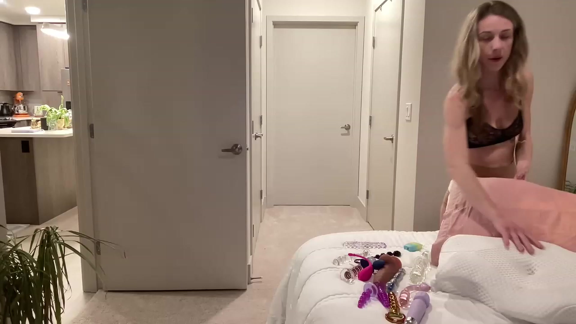 Gallery image thumbnail from ZoeyLee94's myfreecams stream on, 12/29/2022, 03:35 image 13 of 20