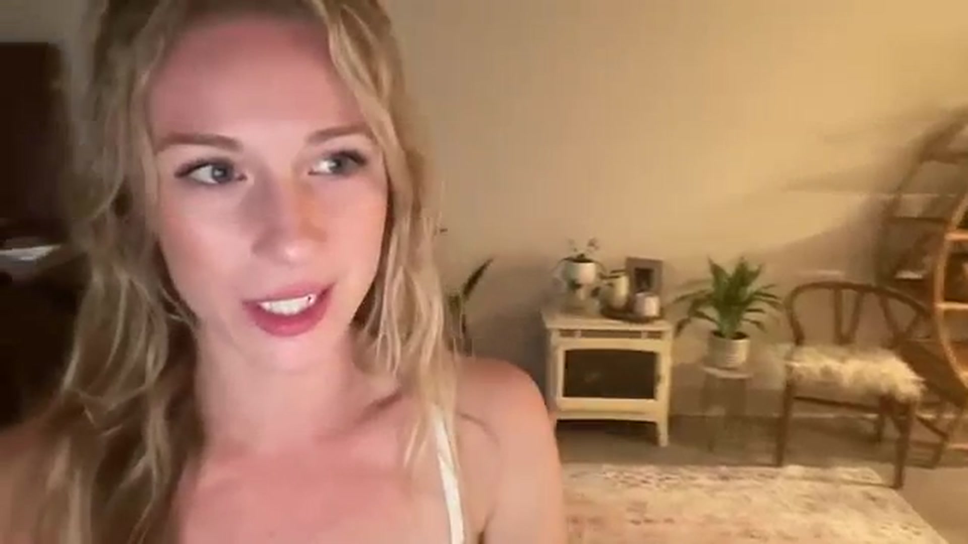 Gallery image thumbnail from ZoeyLee94's myfreecams stream on, 08/01/2023, 03:07 image 4 of 20