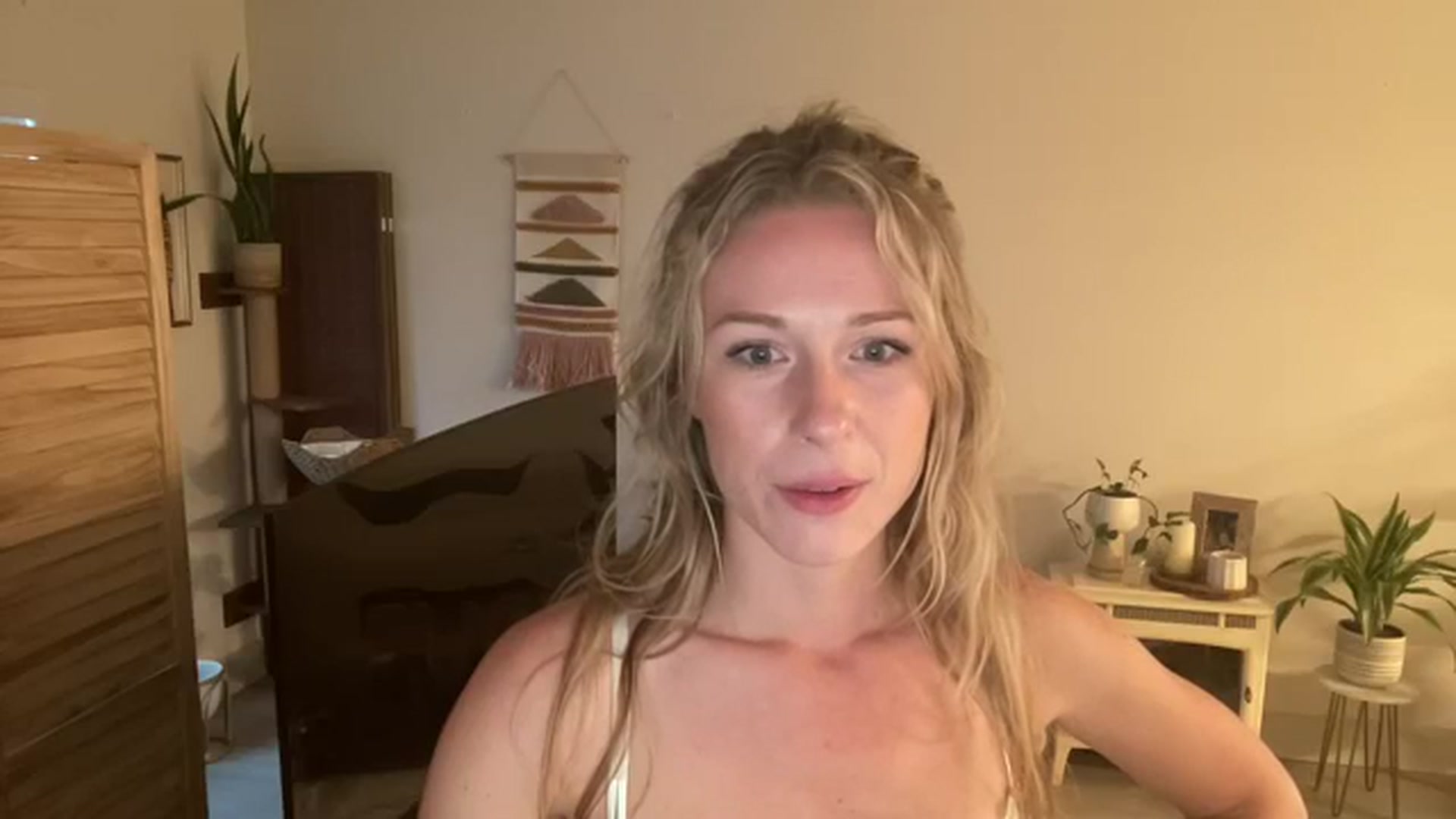 Gallery image thumbnail from ZoeyLee94's myfreecams stream on, 08/01/2023, 03:07 image 8 of 20