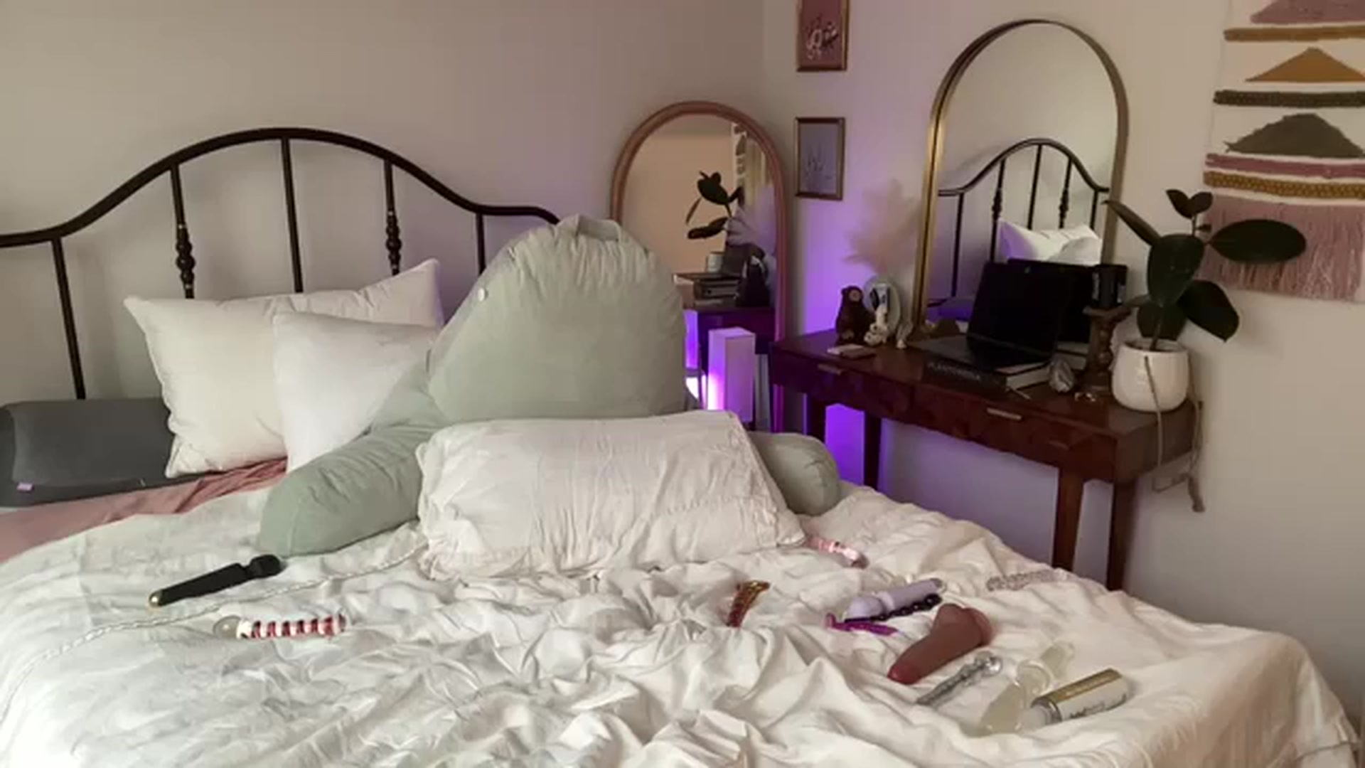 Gallery image thumbnail from ZoeyLee94's myfreecams stream on, 09/27/2023, 24:01 image 5 of 20