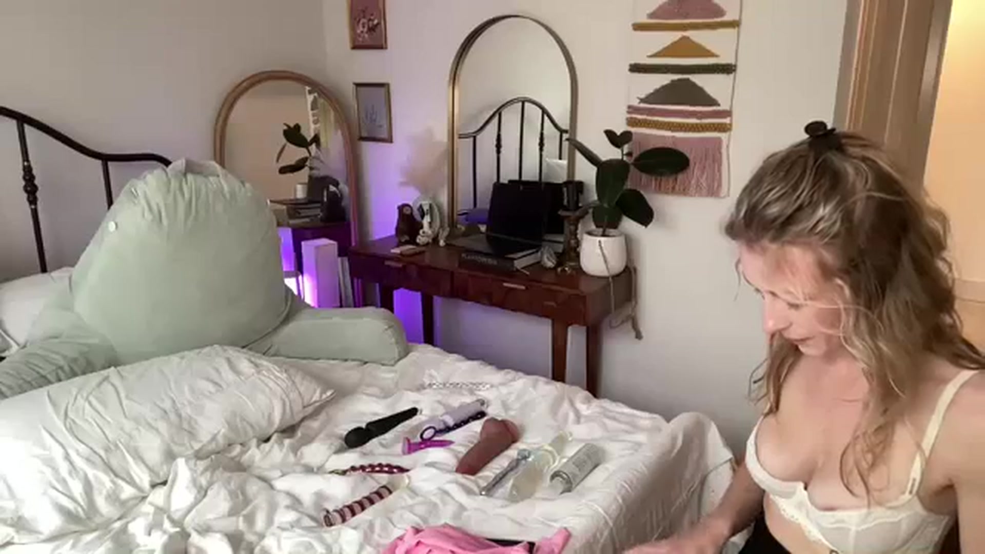 Gallery image thumbnail from ZoeyLee94's myfreecams stream on, 09/27/2023, 24:01 image 19 of 20
