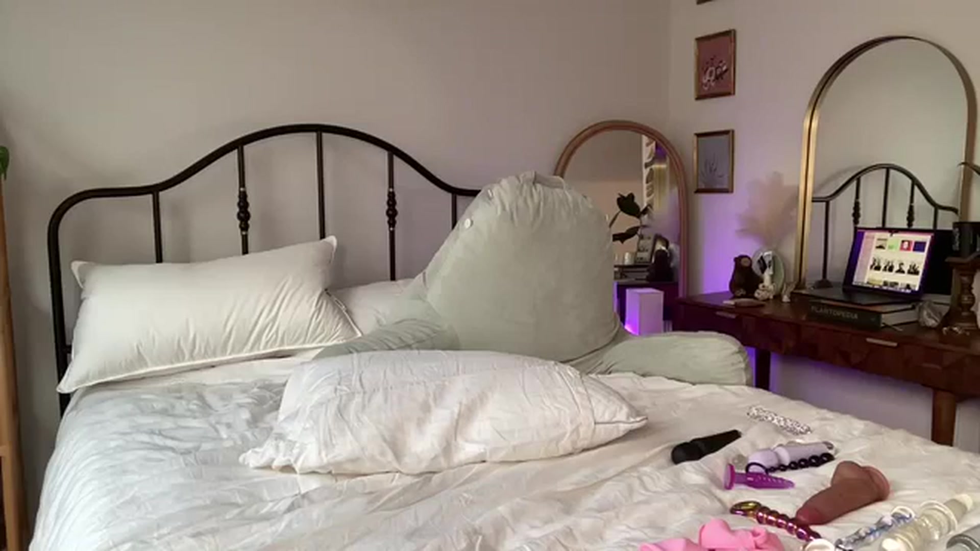Gallery image thumbnail from ZoeyLee94's myfreecams stream on, 09/27/2023, 24:38 image 14 of 20