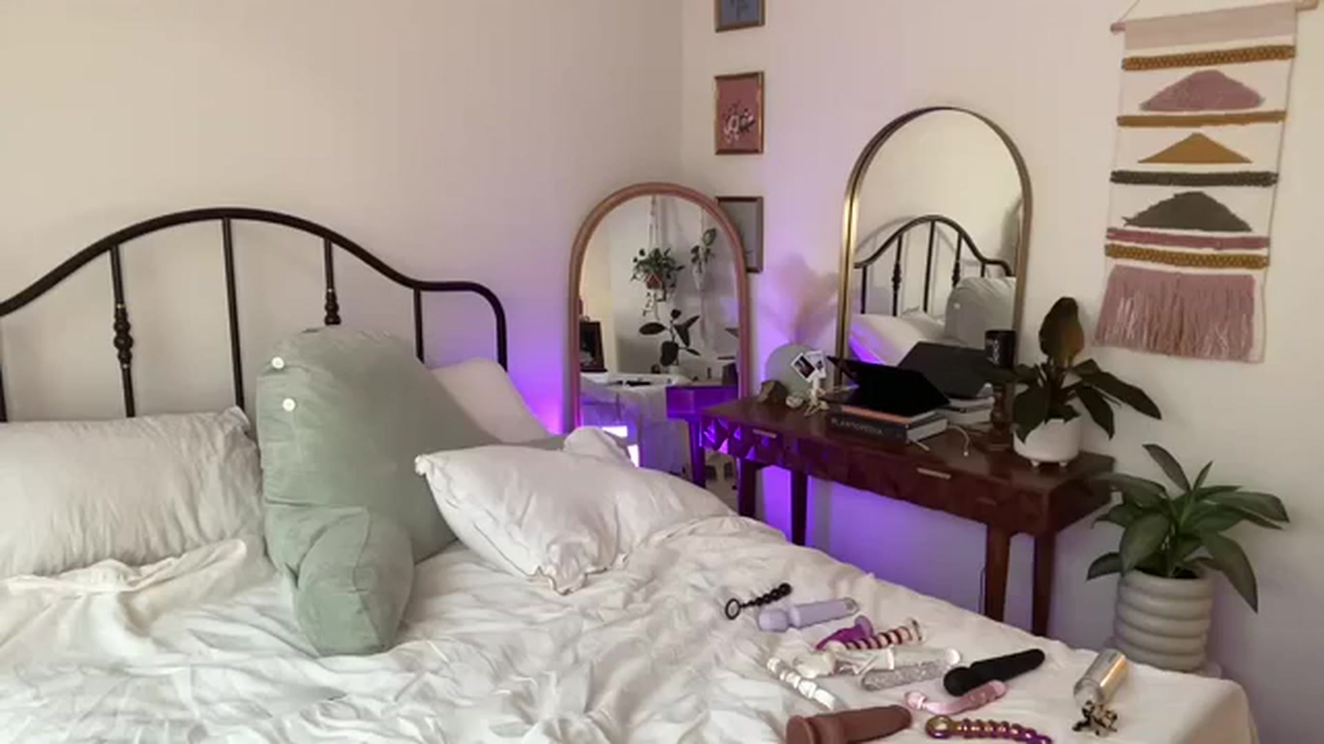 Gallery image thumbnail from ZoeyLee94's myfreecams stream on, 09/27/2023, 23:10 image 12 of 20