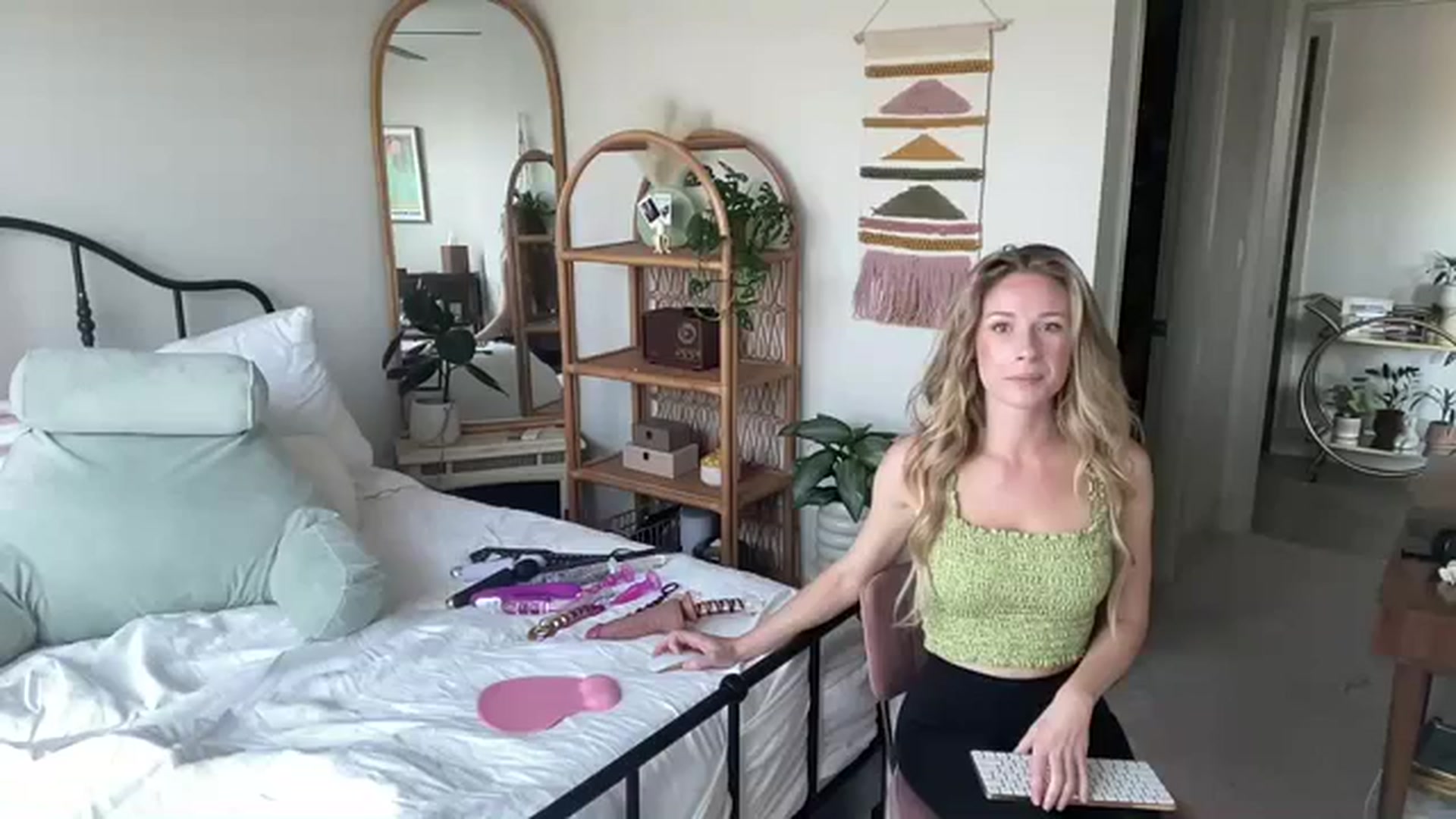 Gallery image thumbnail from ZoeyLee94's myfreecams stream on, 10/06/2023, 23:33 image 10 of 20