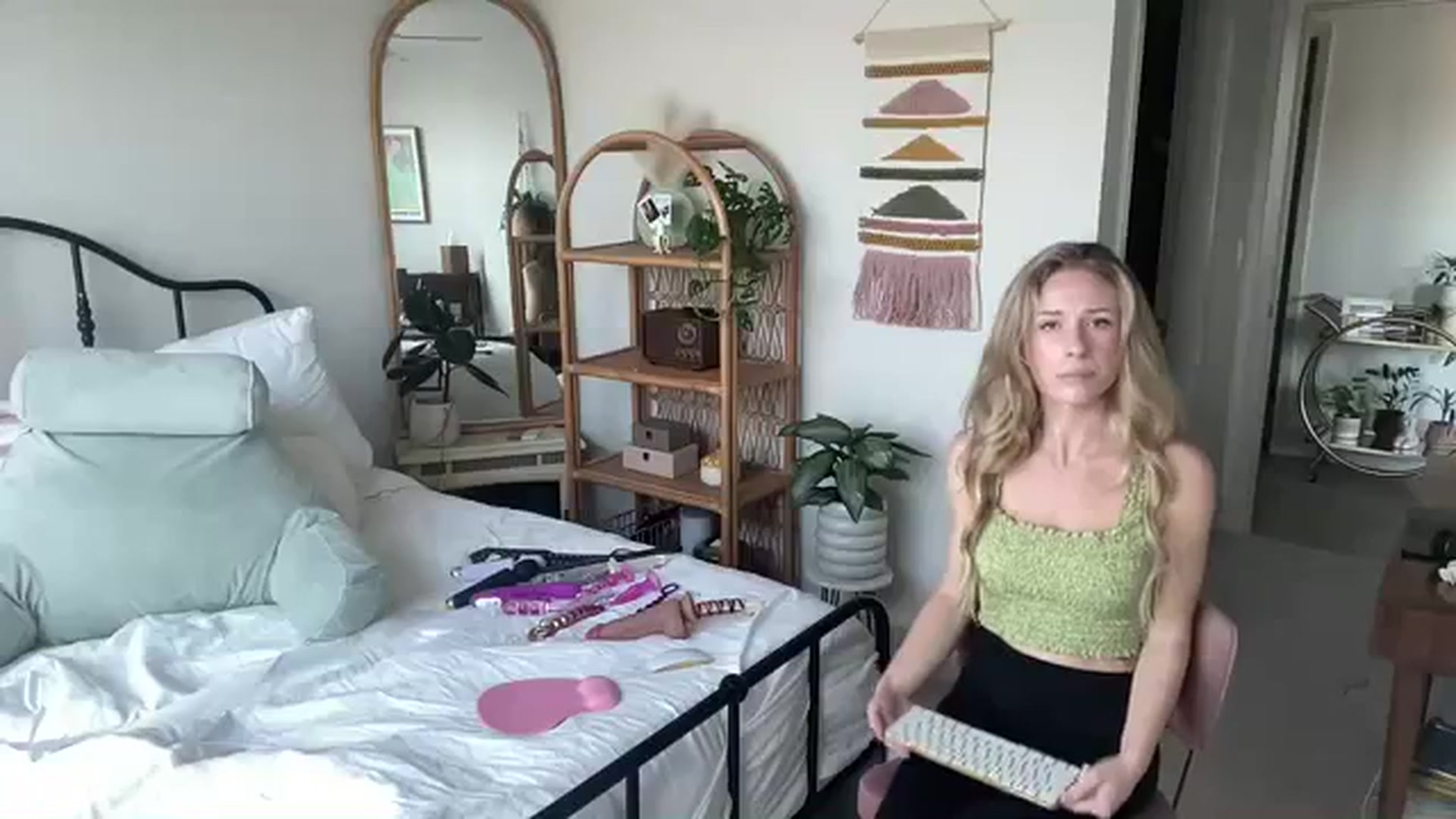 Gallery image thumbnail from ZoeyLee94's myfreecams stream on, 10/06/2023, 23:33 image 4 of 20