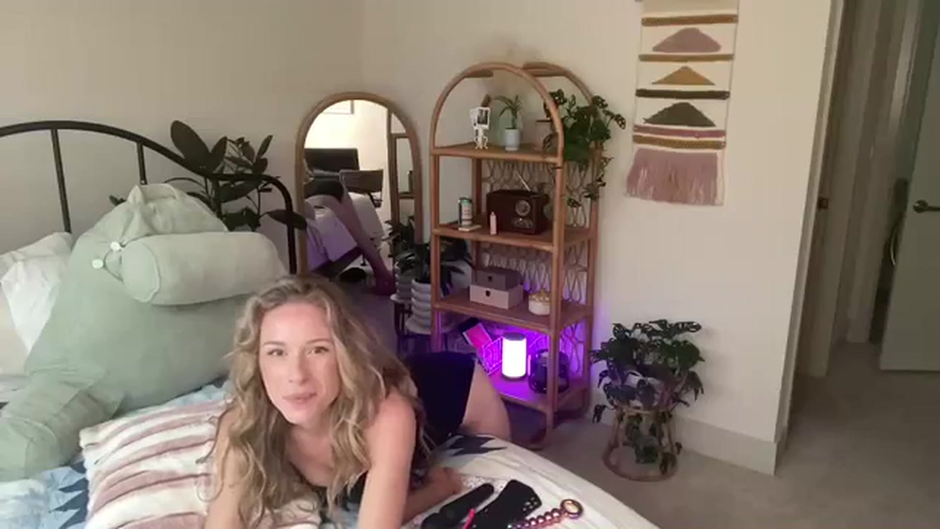 Gallery image thumbnail from ZoeyLee94's myfreecams stream on, 10/10/2023, 24:30 image 6 of 20