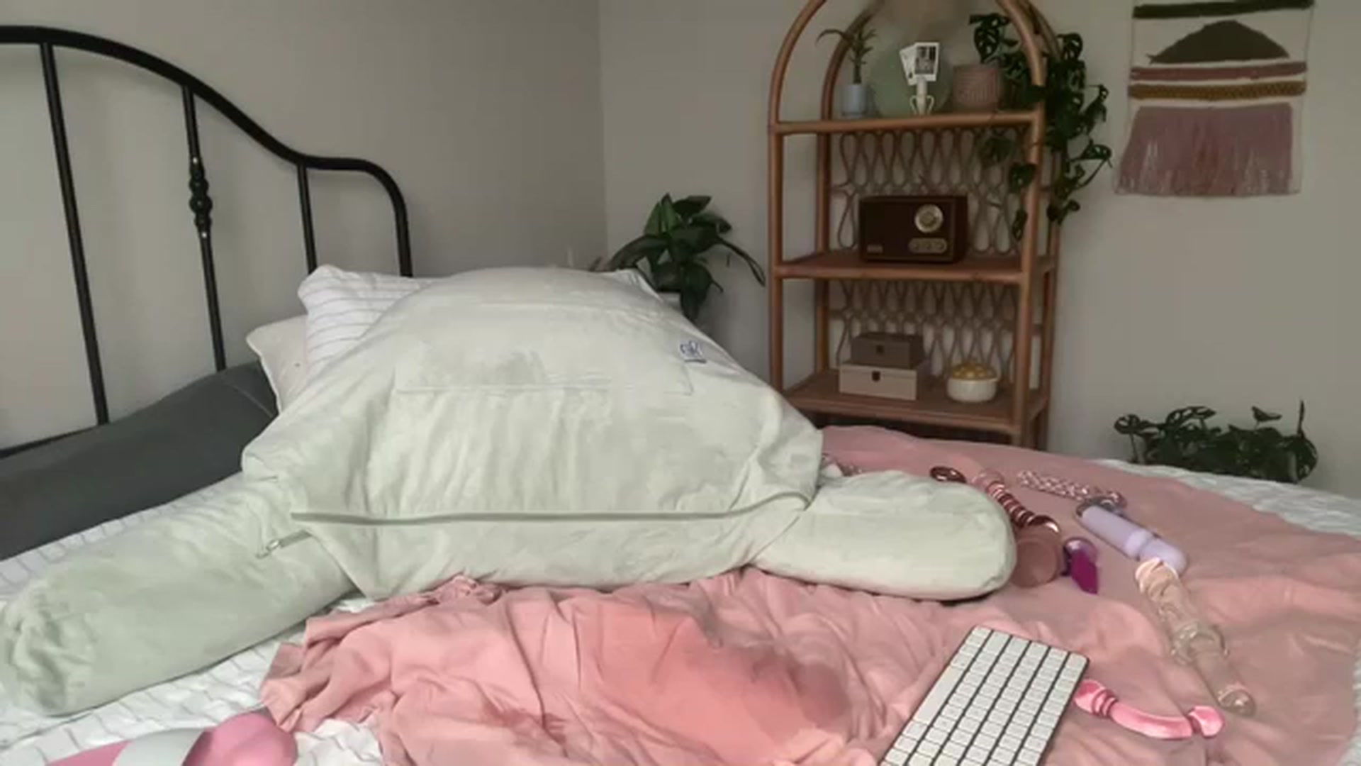 Gallery image thumbnail from ZoeyLee94's myfreecams stream on, 10/23/2023, 24:19 image 9 of 20