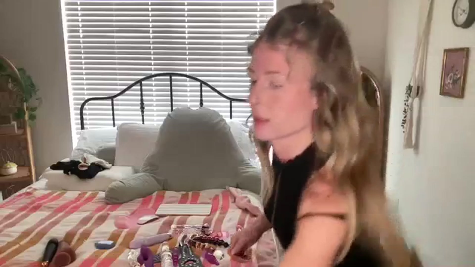 Gallery image thumbnail from ZoeyLee94's myfreecams stream on, 10/31/2023, 23:07 image 13 of 20