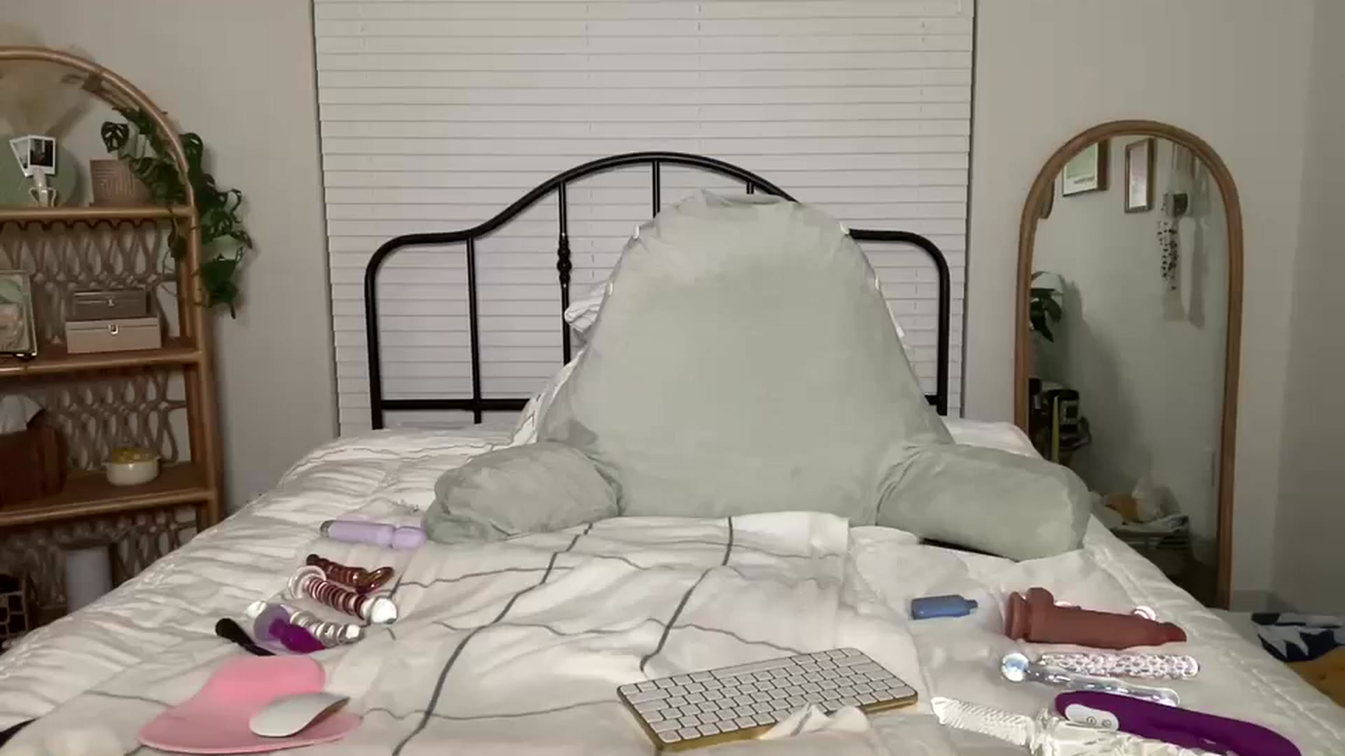 Gallery image thumbnail from ZoeyLee94's myfreecams stream on, 11/03/2023, 01:59 image 17 of 20
