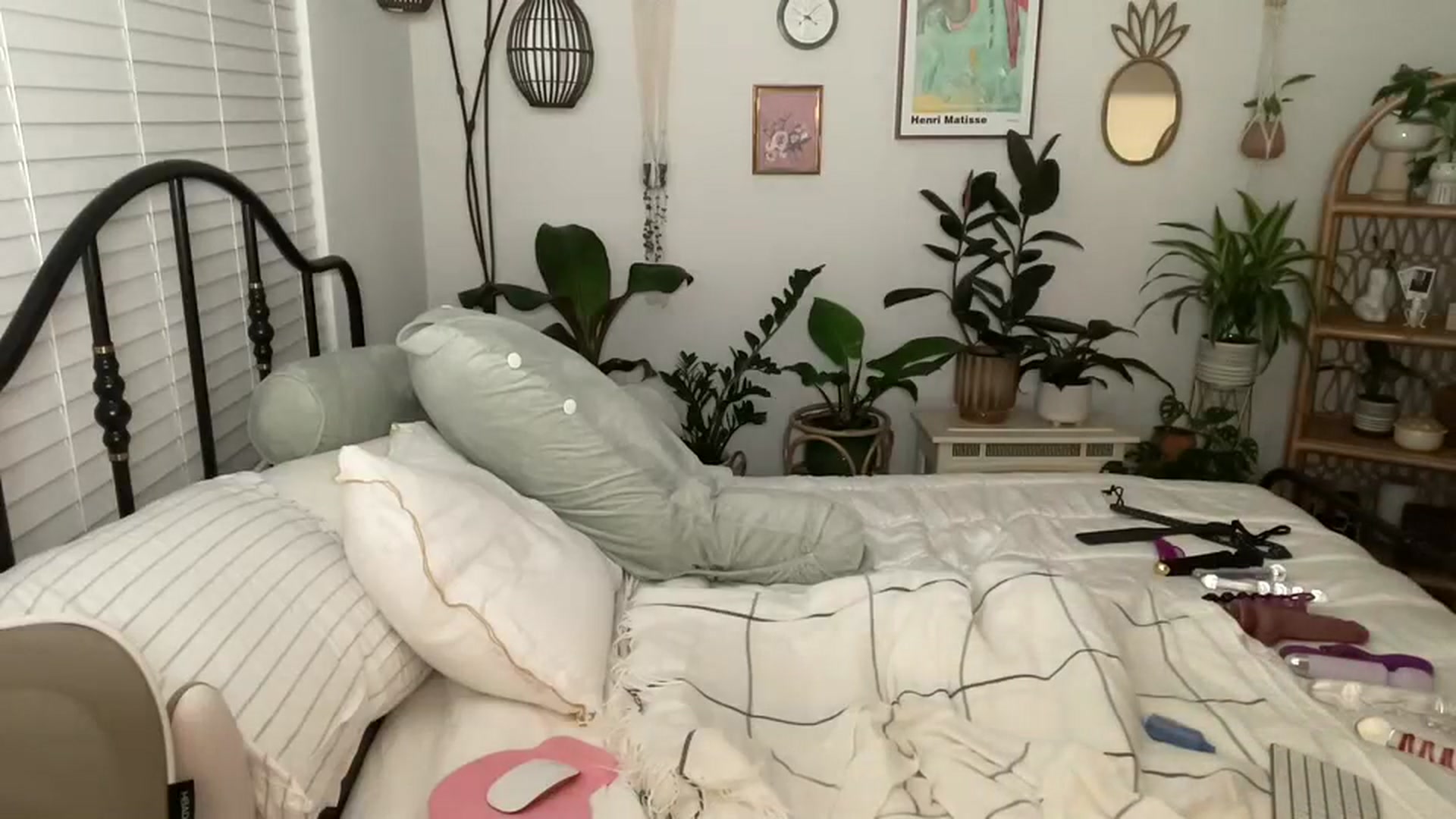 Gallery image thumbnail from ZoeyLee94's myfreecams stream on, 11/06/2023, 02:13 image 12 of 20