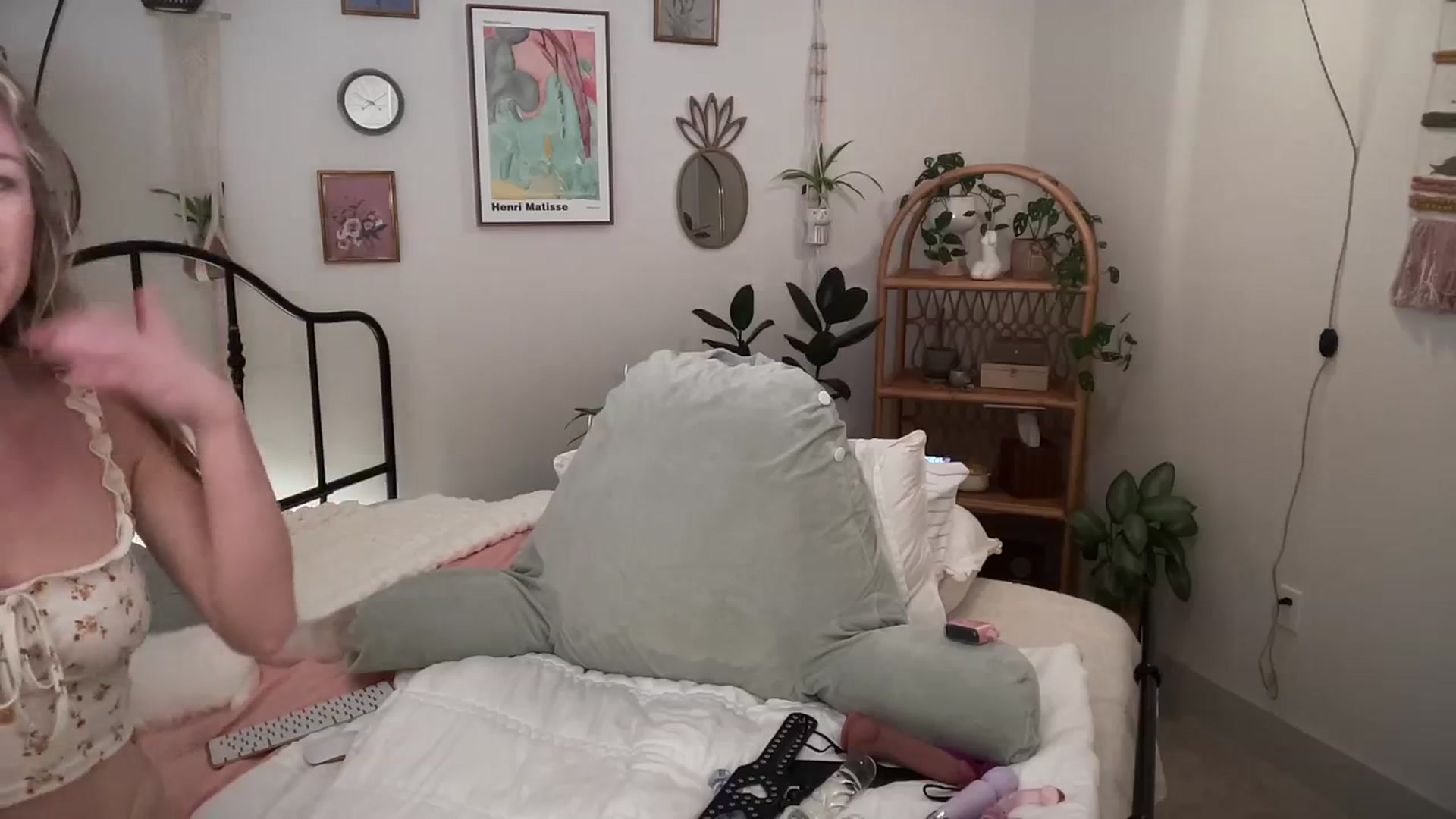 Gallery image thumbnail from ZoeyLee94's myfreecams stream on, 01/06/2024, 07:50 image 12 of 20