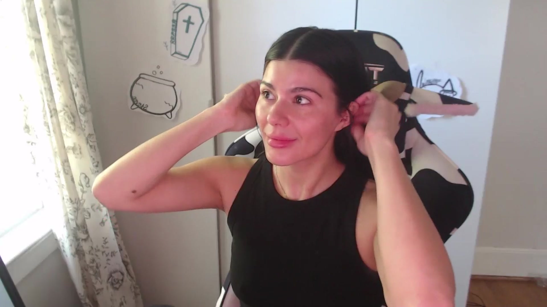 Gallery image thumbnail from a_prattler's myfreecams stream on, 10/04/2025, 21:02 image 6 of 20