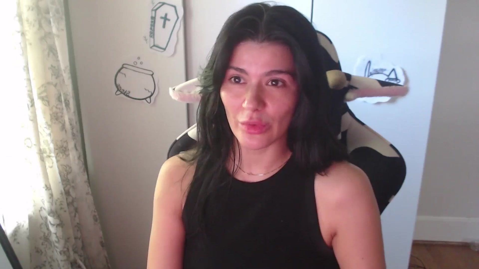 Gallery image thumbnail from a_prattler's myfreecams stream on, 10/04/2025, 21:02 image 15 of 20