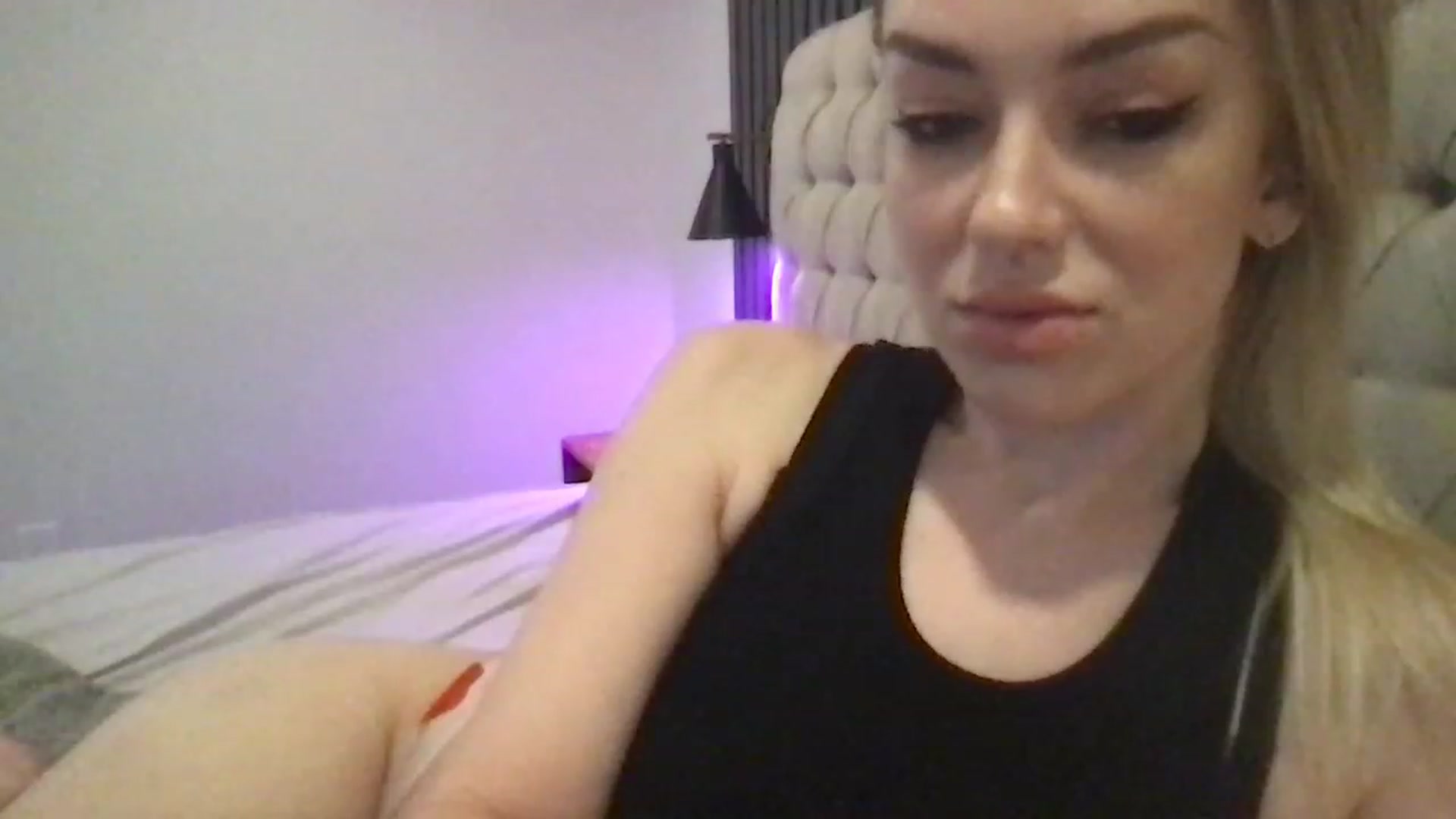 Gallery image thumbnail from aaaappppril's myfreecams stream on, 03/21/2023, 17:00 image 12 of 20