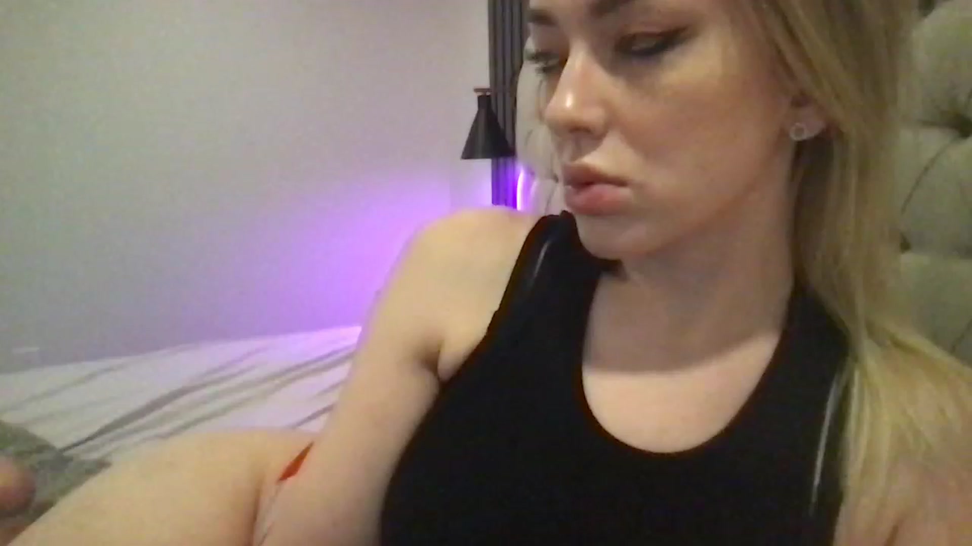 Gallery image thumbnail from aaaappppril's myfreecams stream on, 03/21/2023, 17:00 image 16 of 20