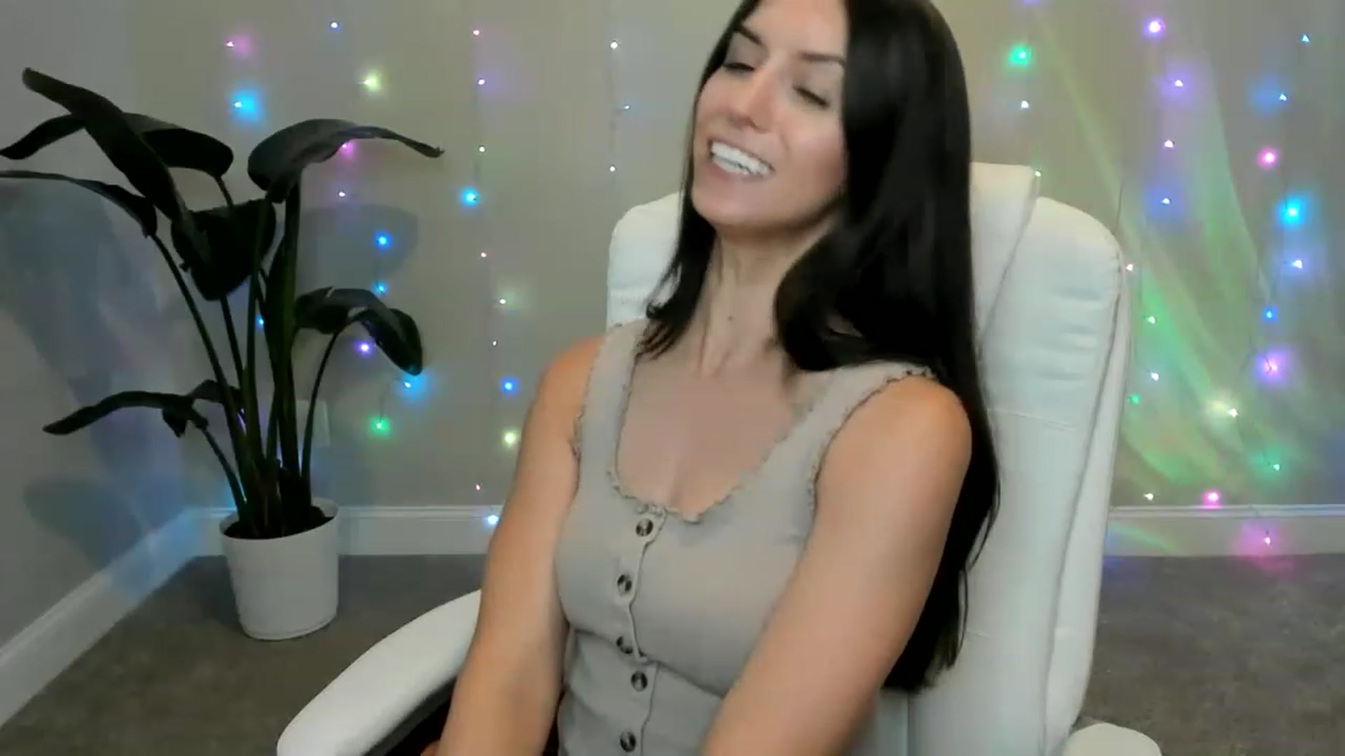 Gallery image thumbnail from abbybarey's myfreecams stream on, 04/06/2023, 02:38 image 6 of 20