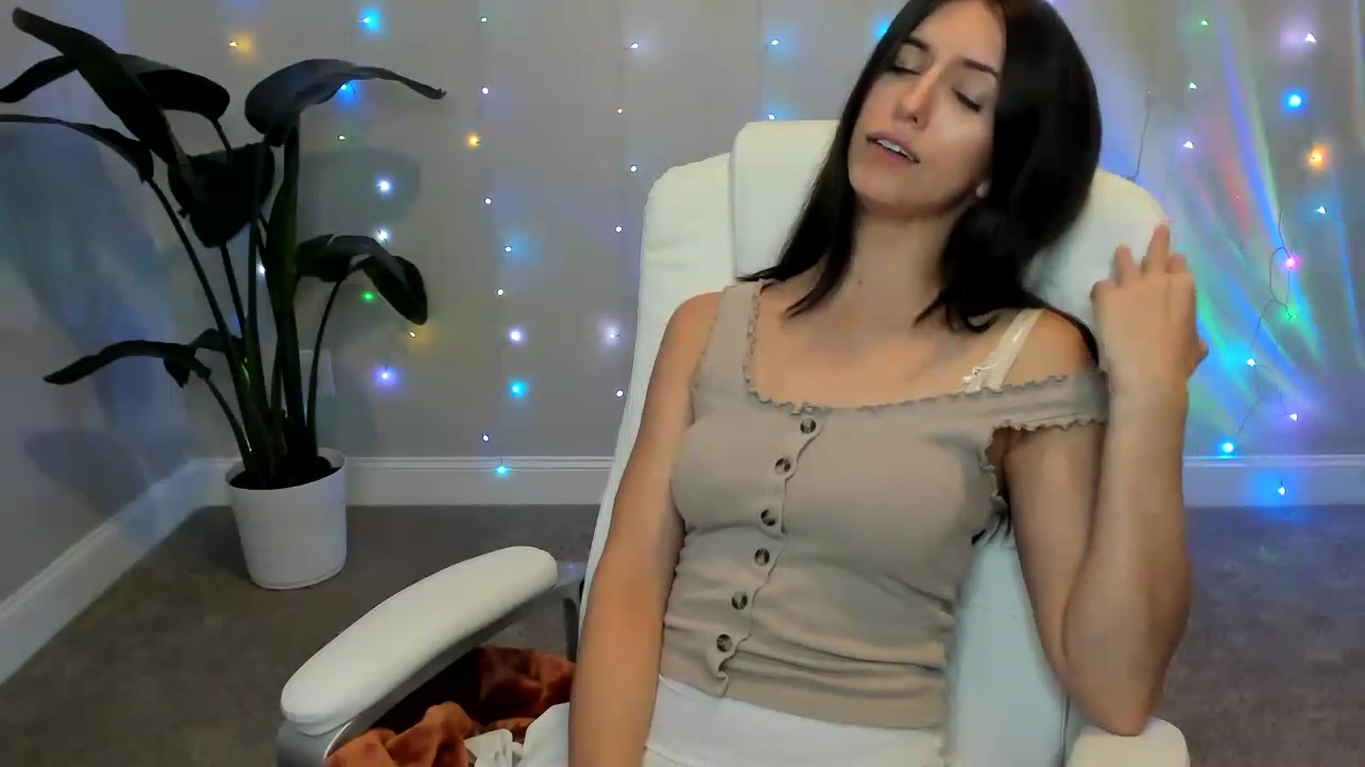 Gallery image thumbnail from abbybarey's myfreecams stream on, 04/06/2023, 02:38 image 7 of 20